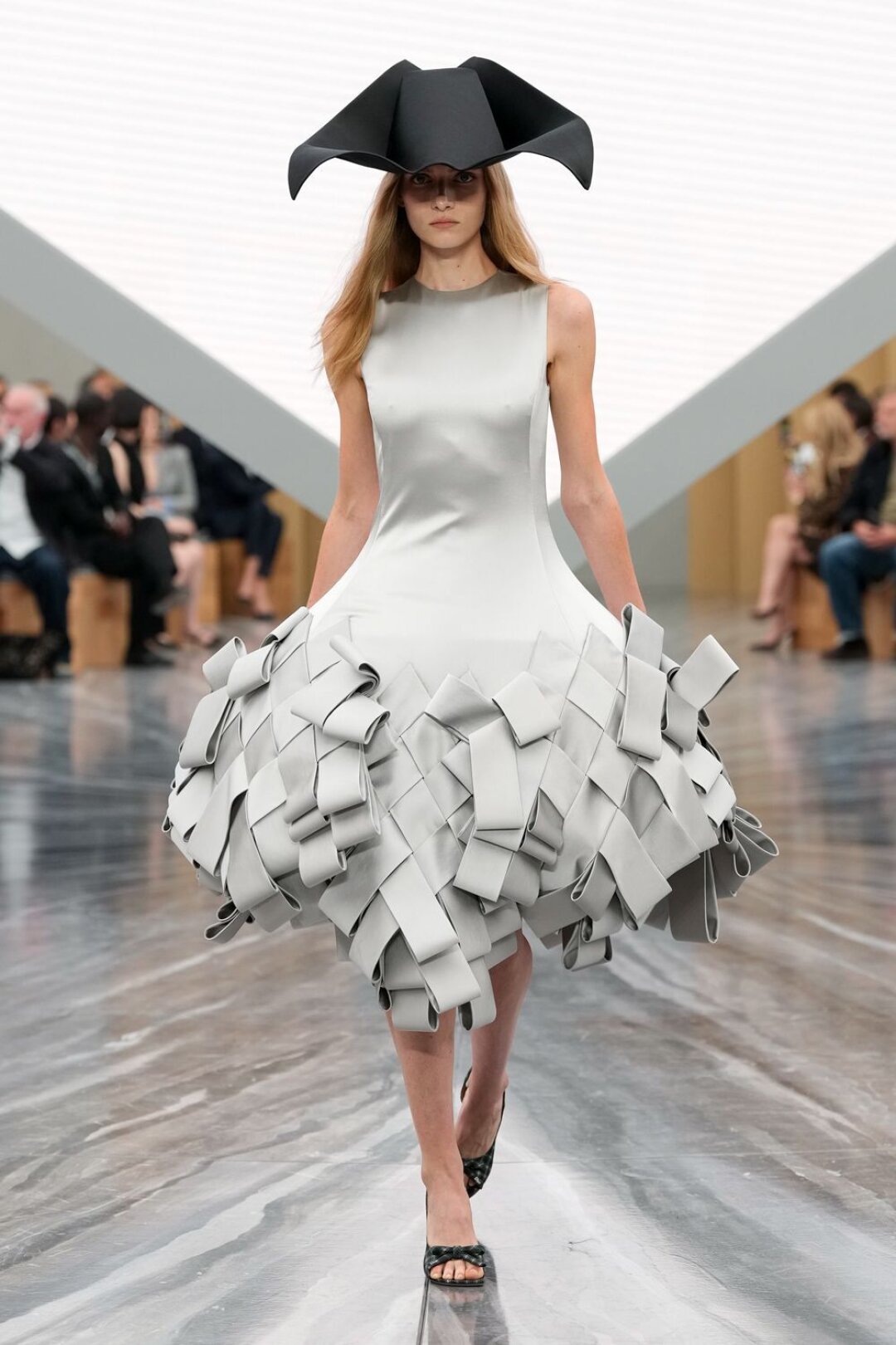 Диоровский металлик-тюрбан 1965 года превращается в интречато-платье (такое же было на Ане Тейлор-Джой во время Венецианского кинофестиваля!)