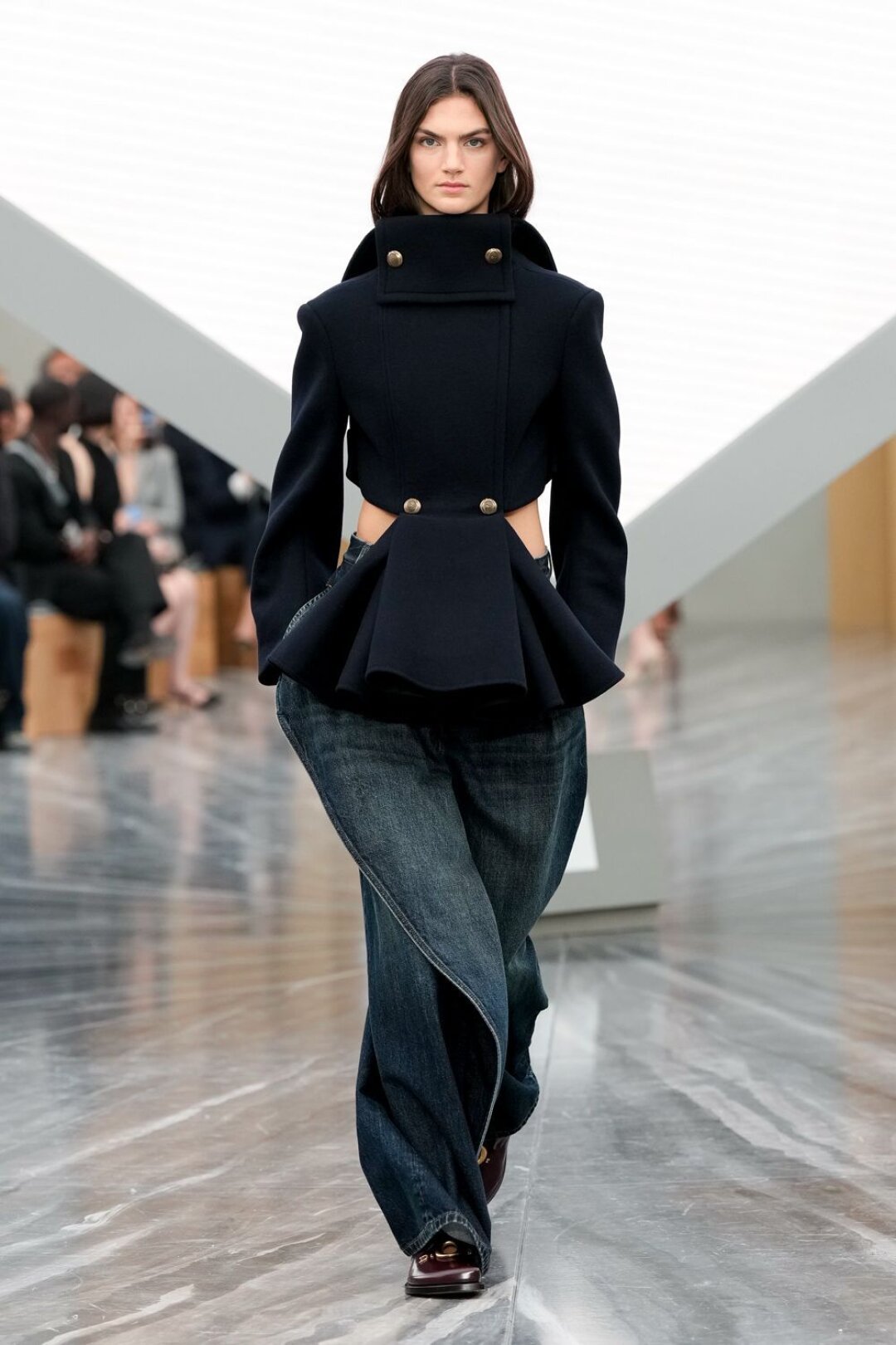 Раздаем фэшн-деконструкцию и делаем это красиво — в плаще-перевертыше и драпированных деним-палаццо