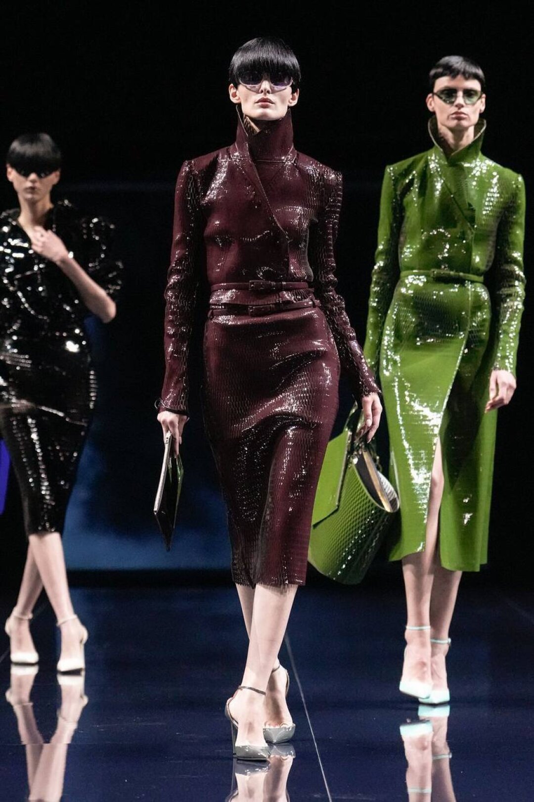 Открывающие шоу костюмы и пальто были выполненны будто из лакированной крафт-бумаги (той самой, что напоминает пчелиные соты и растягивается!)