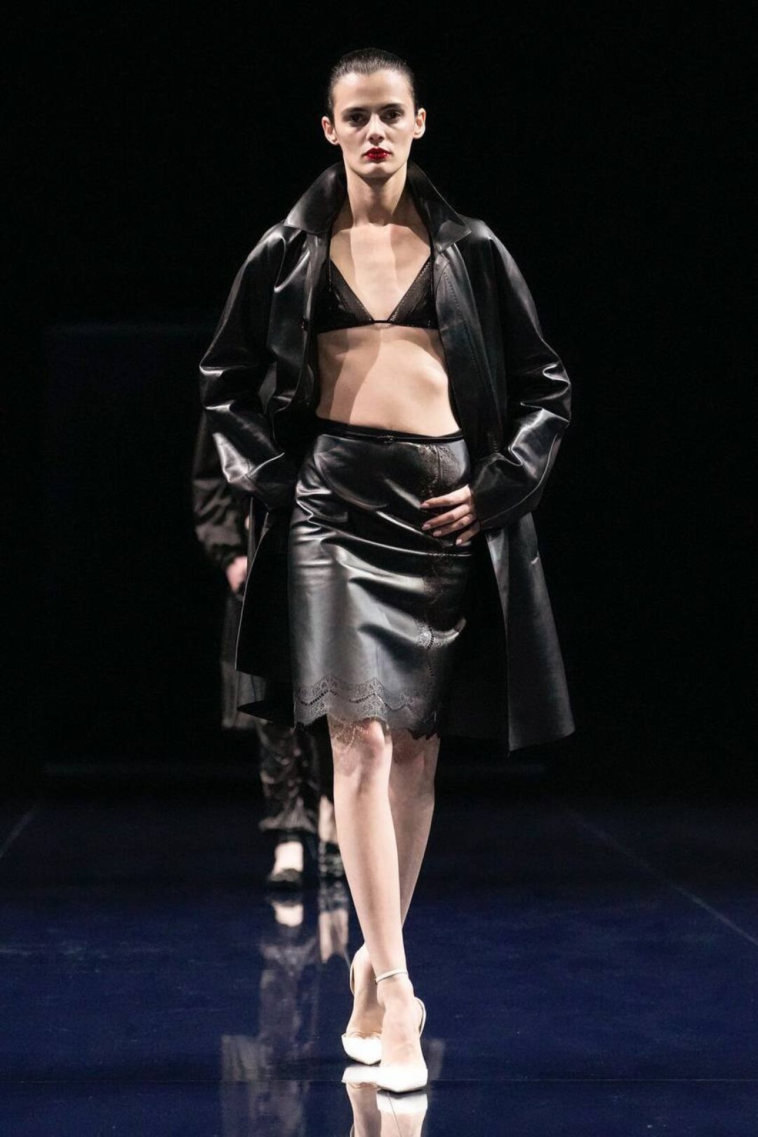 Ультрамодная юбка по колено создана из кожи с перфорацией, имитирующей кружево (просто вау!)