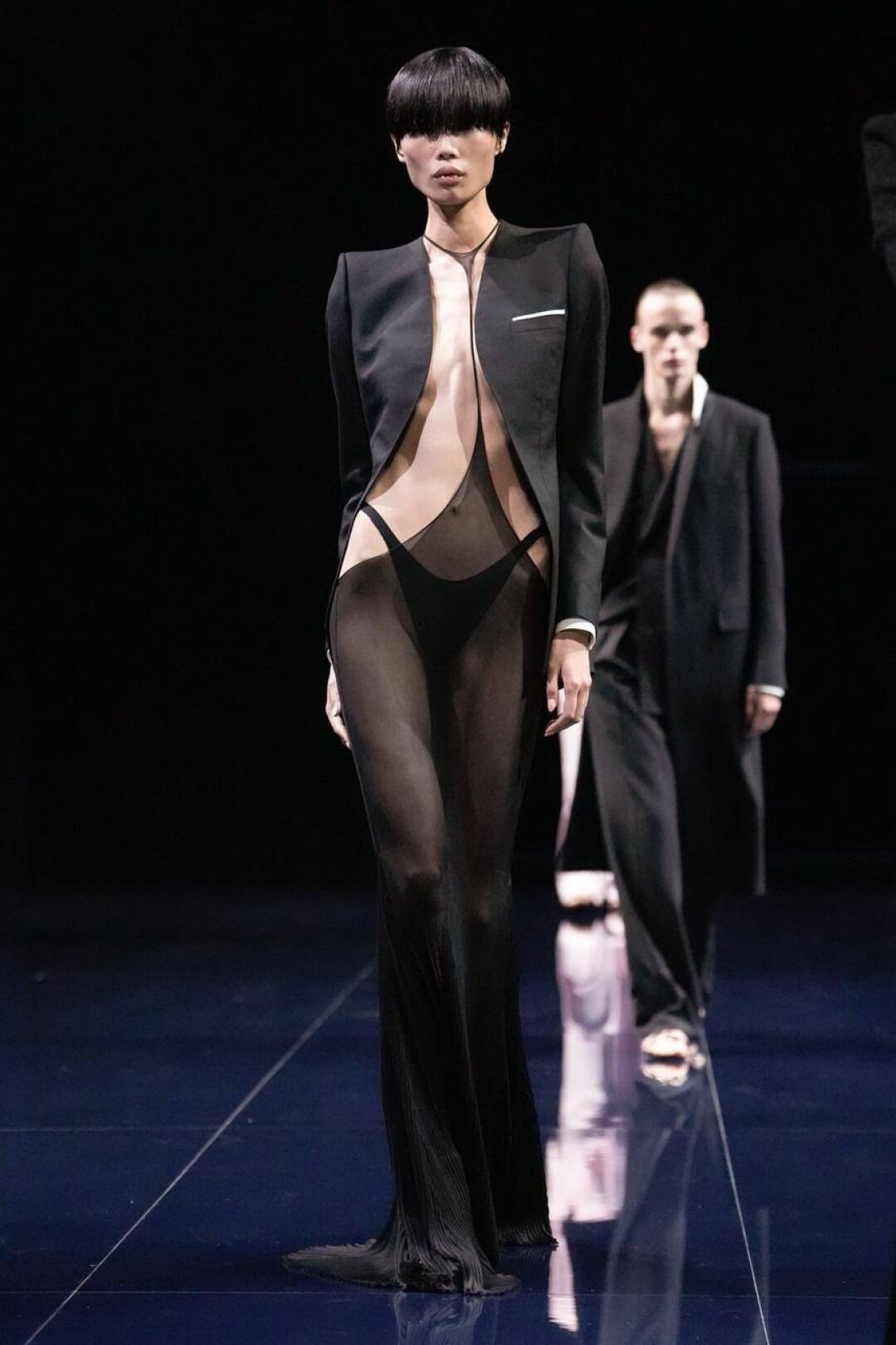 На шоу Tom Ford заприметили внебрачного ребенка платья и монокини