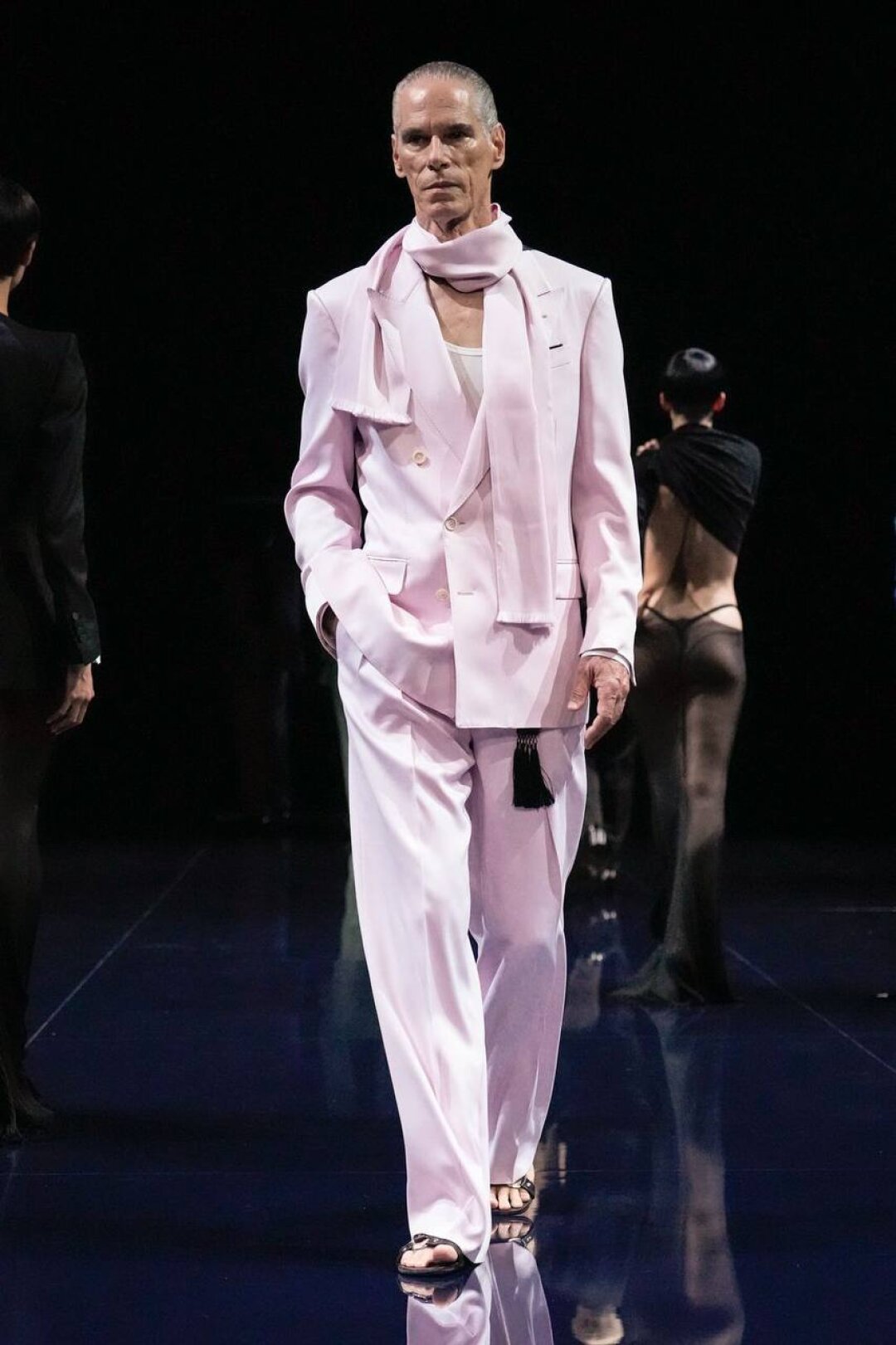 Безупречно сидящие костюмы — есть (Том Форд доволен!)