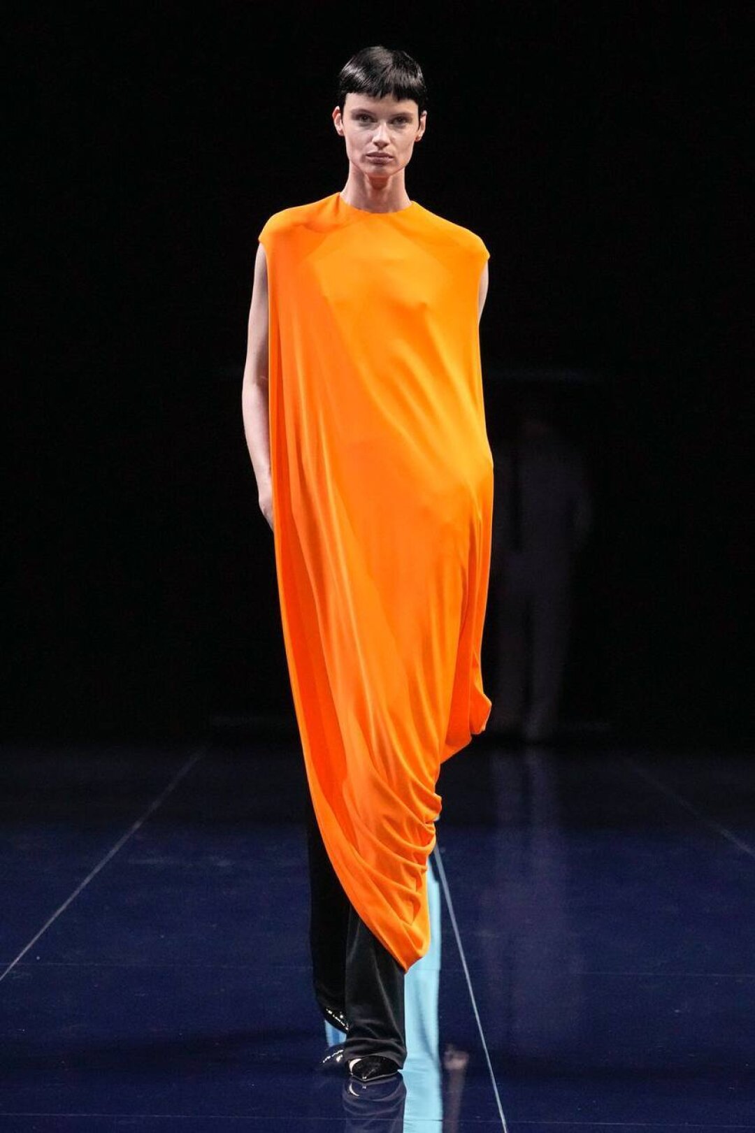 Хитонообразные драпировки — раз, неоново-оранжевый — два! Оба тренда остаются с нами как минимум до следующей осени