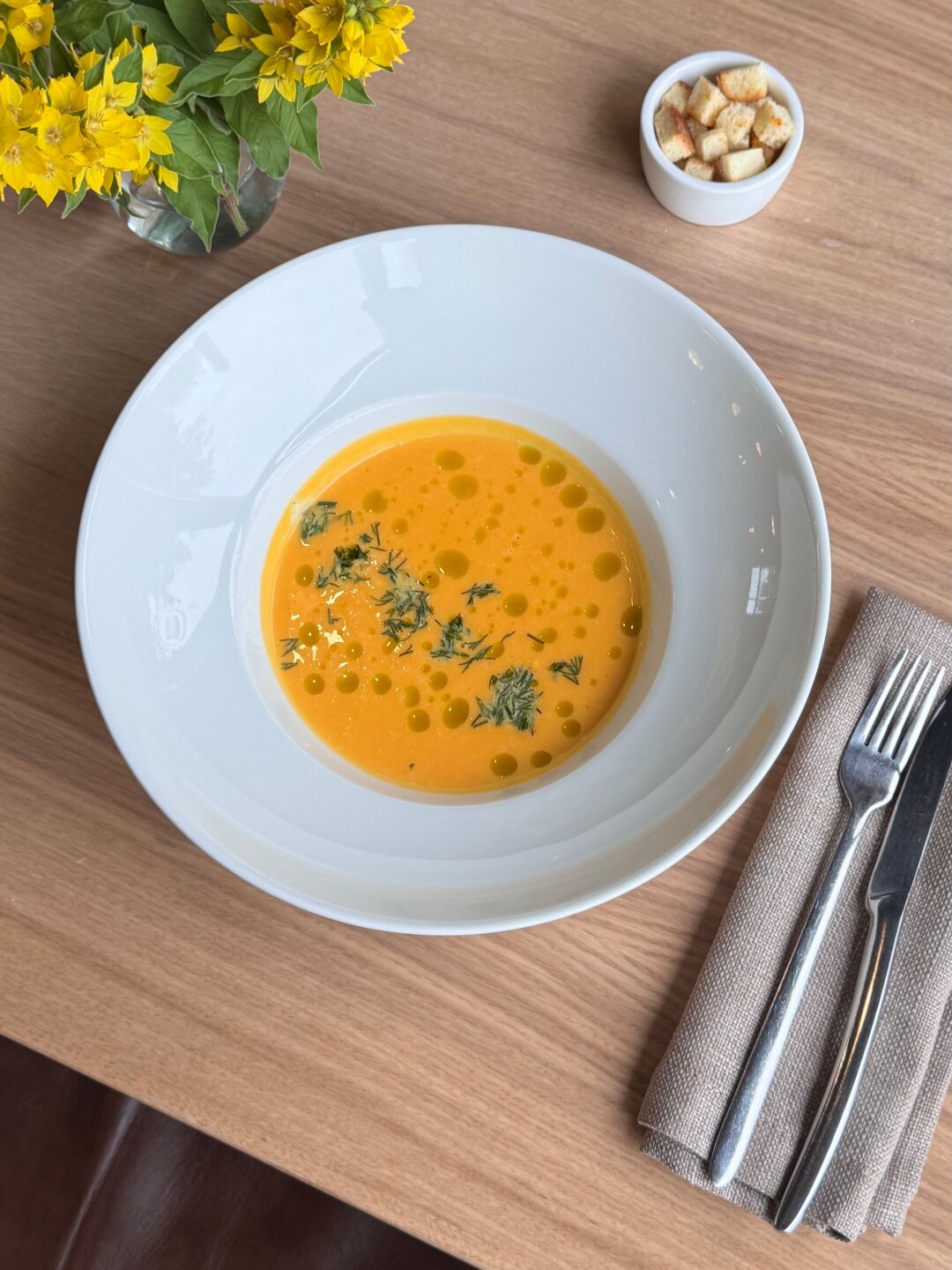 Крем-суп из печеной тыквы в Aura Kitchen&Bar