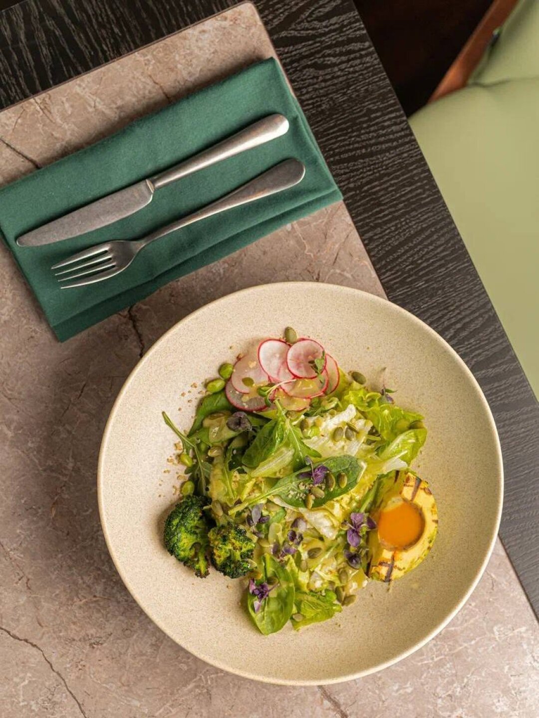 Салат с авокадо гриль в Stoke