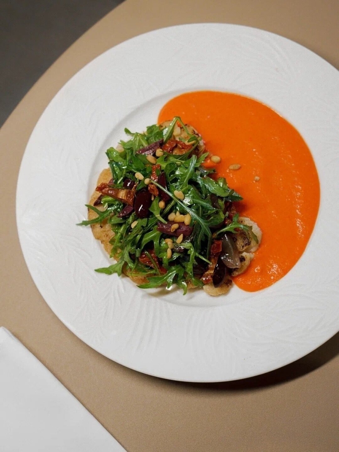 Стейк из цветной капусты с кремом из печеных перцев в «Особняке»