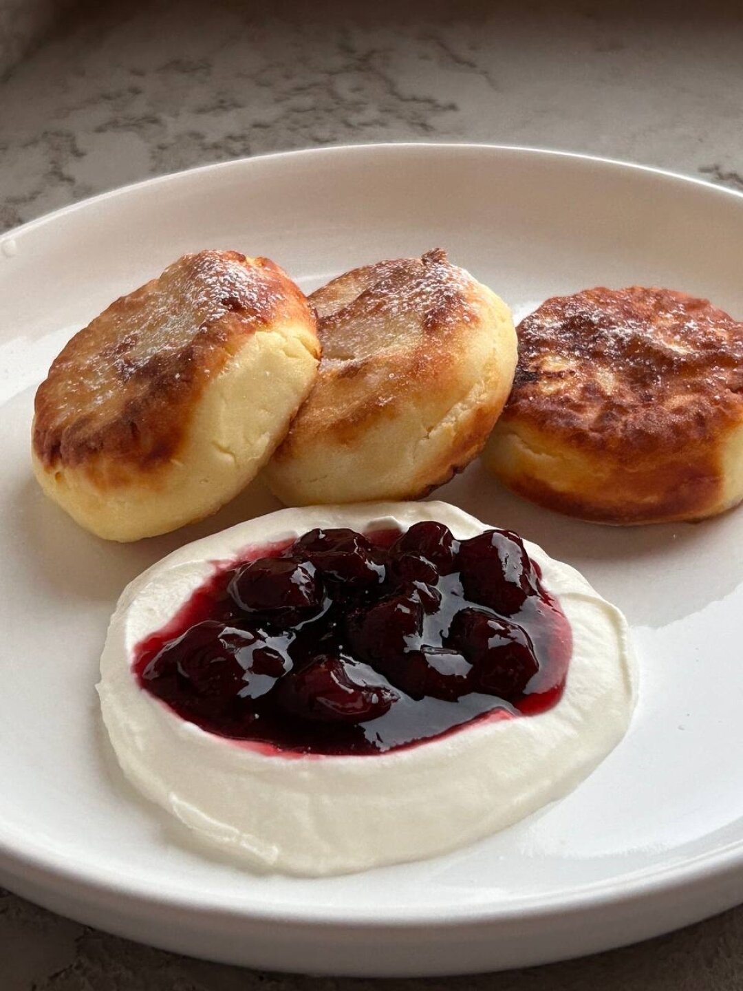 Сырники со сметаной и ягодным джемом