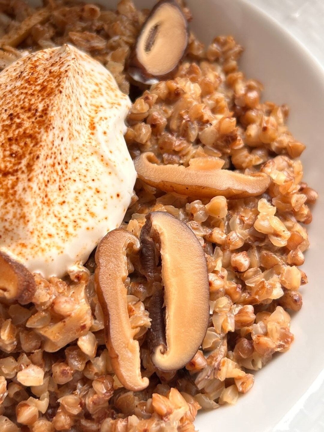 Гречневая каша на сливках с грибами конфи и сметаной