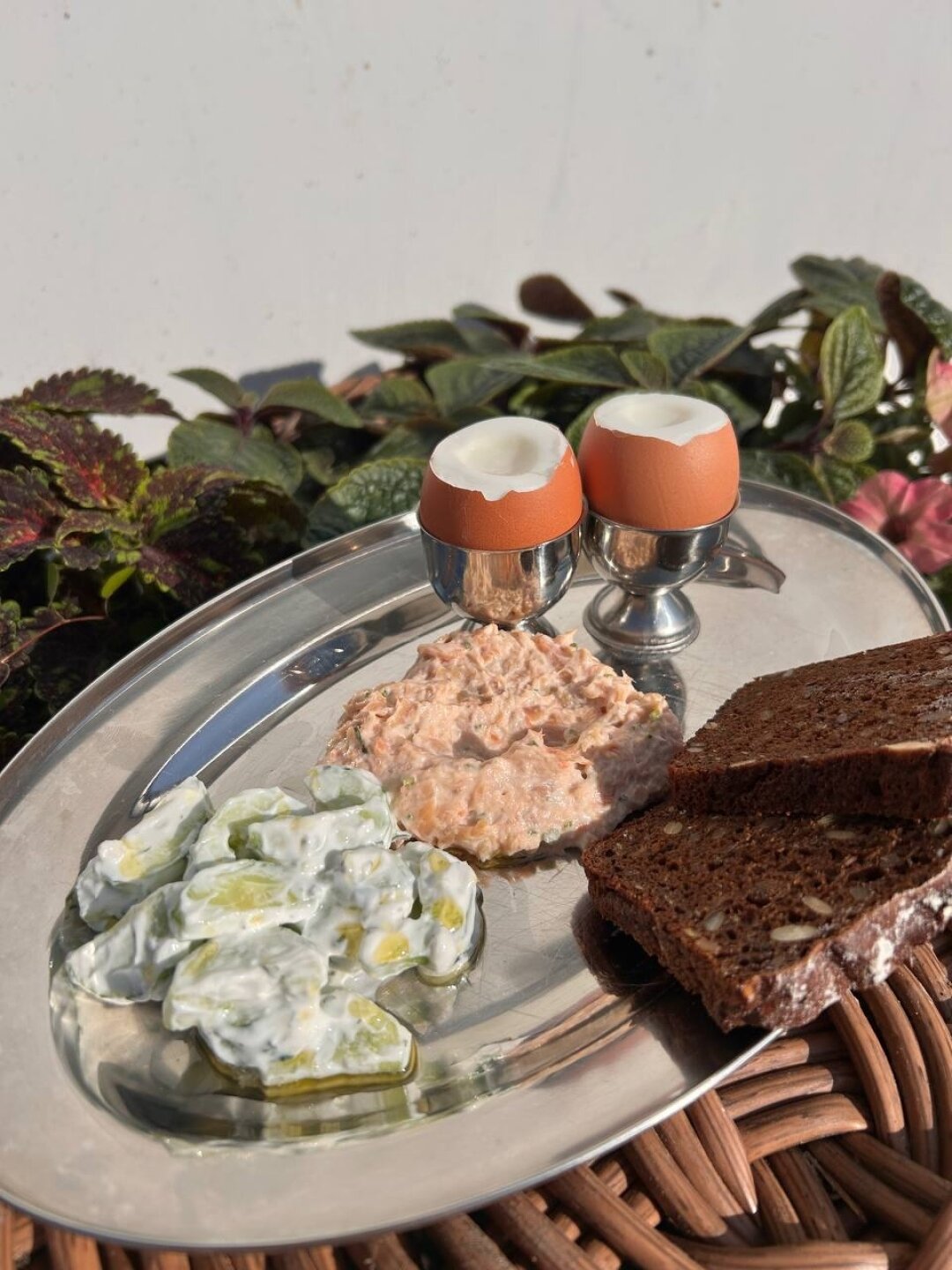 Завтрак с риетом из форели, дополненный огурцами в соусе мацони с соленым лимоном и нашим фирменным хлебом