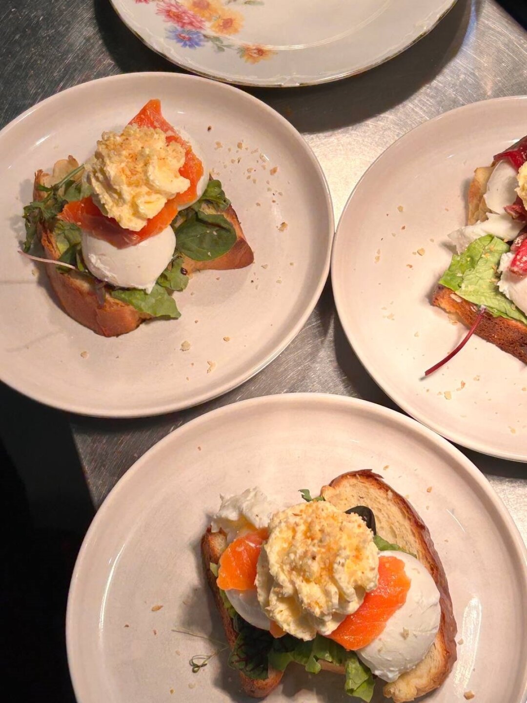 Тост пашот на домашней бриоши с шпинатом и лососем, дополненный соусом голландез