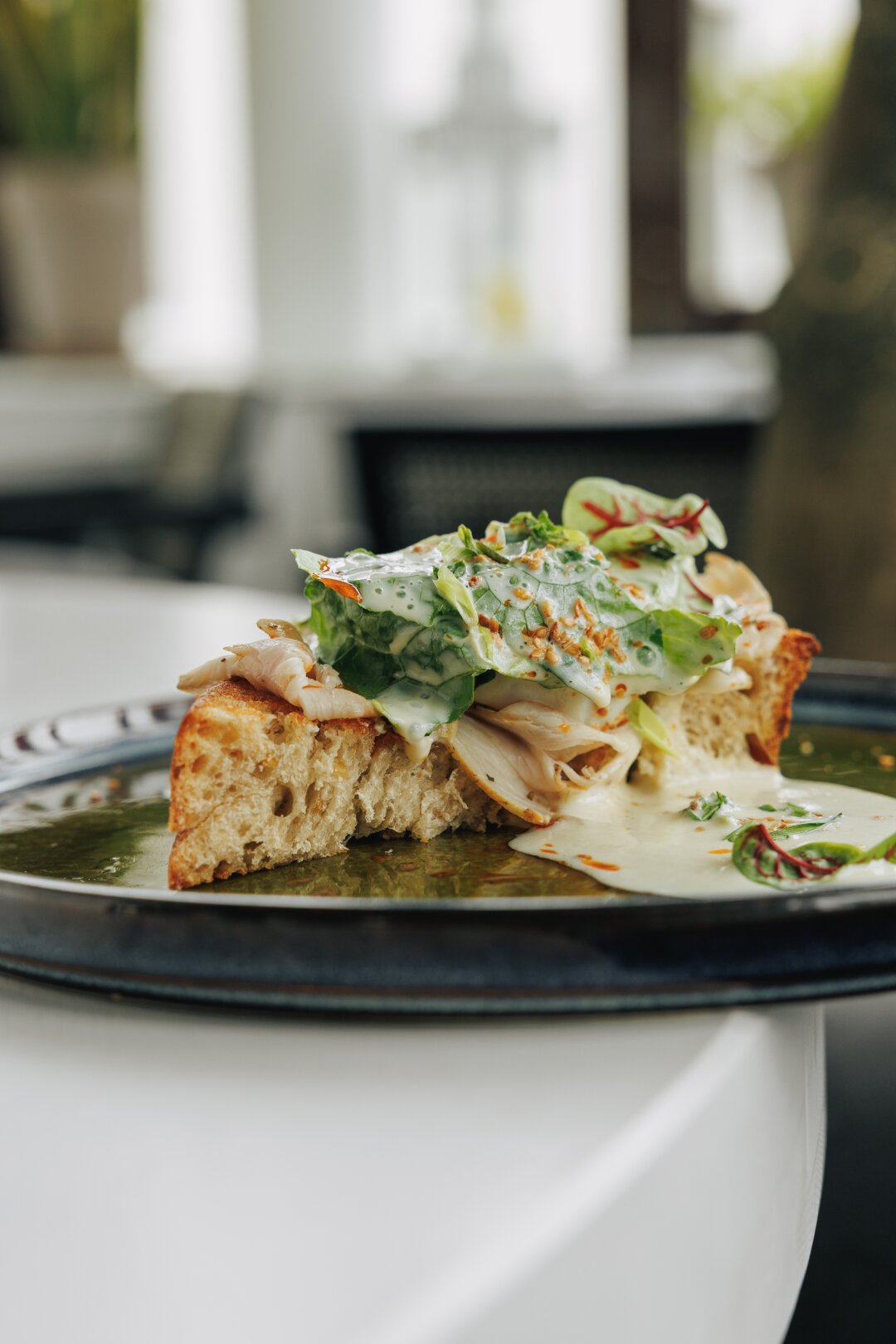 Брускетта из полбяного хлеба с пастрами из индейки и яйцом Бенедикт под соусом голландез