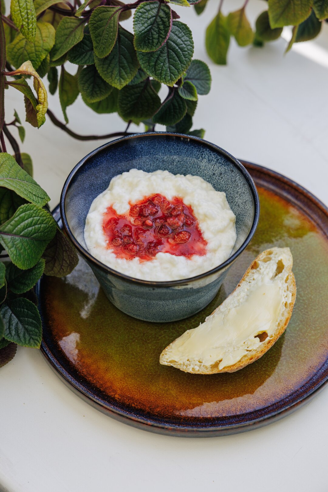 Рисовая каша с земляничным конфи