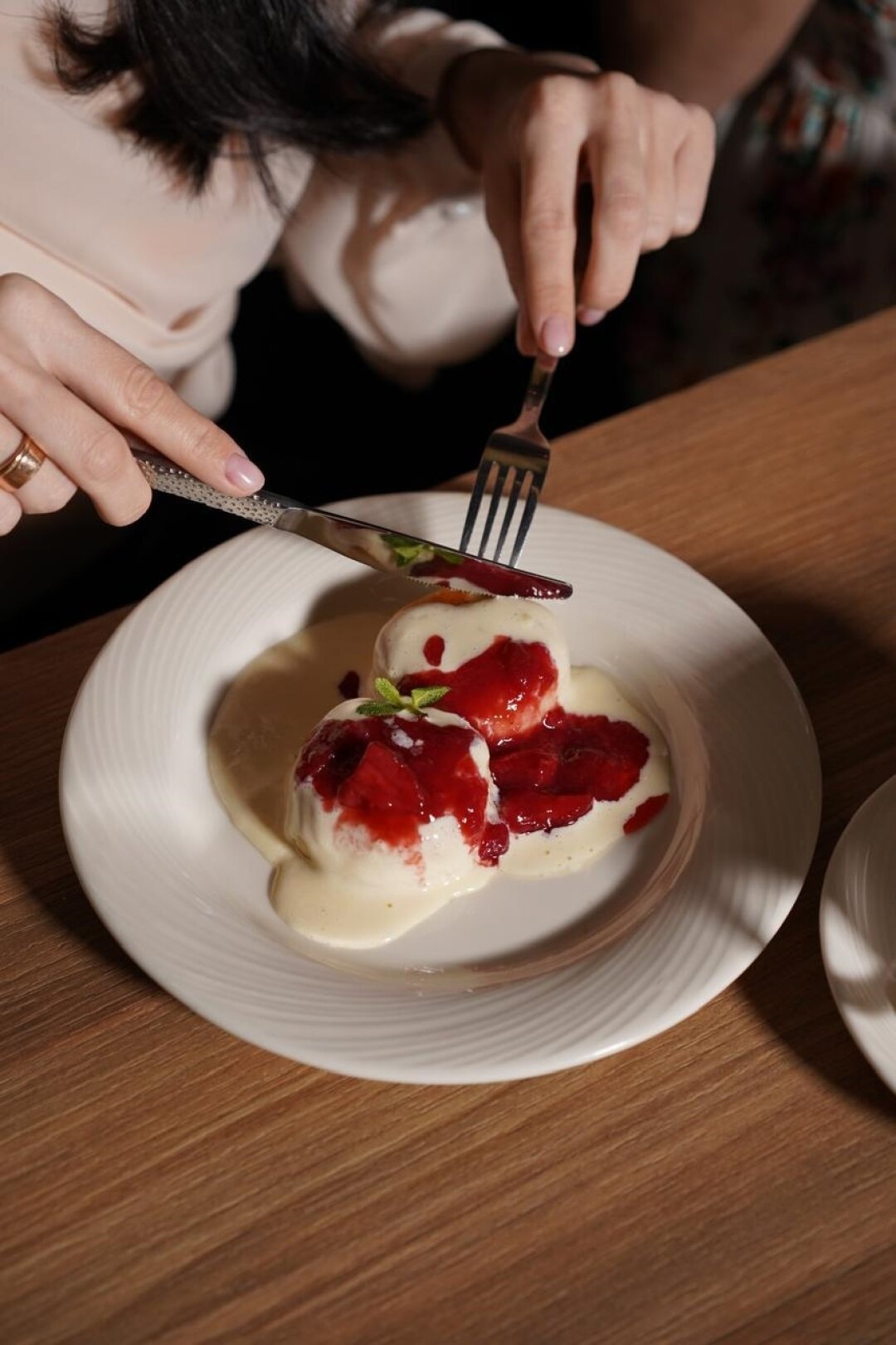 Сырники из натурального творога с фермерской сметаной, ягодным домашним вареньем и свежей мятой