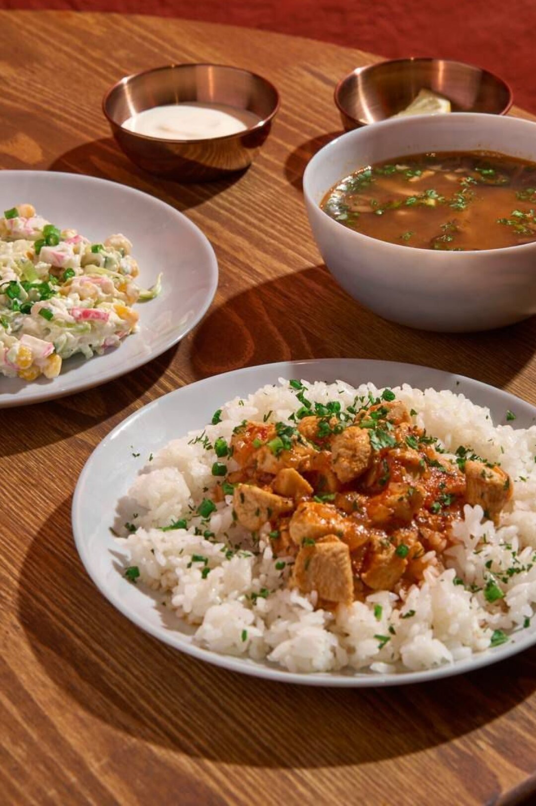 Солянка с лимоном, куриный гуляш с рисом, крабовый салат с капустой в Smoke Lab