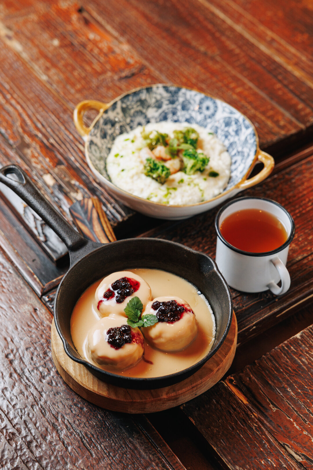 Сырники с брусникой и соусом "томленое молоко" Пшенная каша с креветками, шпинатом и брокколи