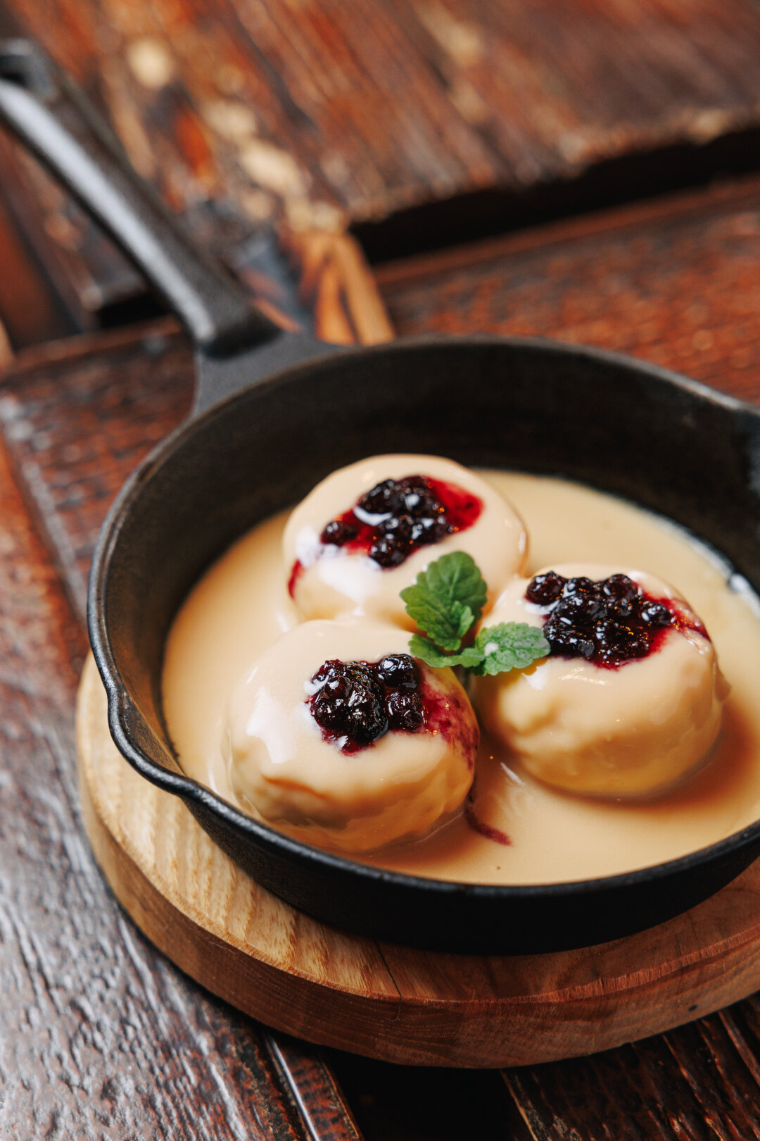 Сырники с брусникой и соусом "томленое молоко"