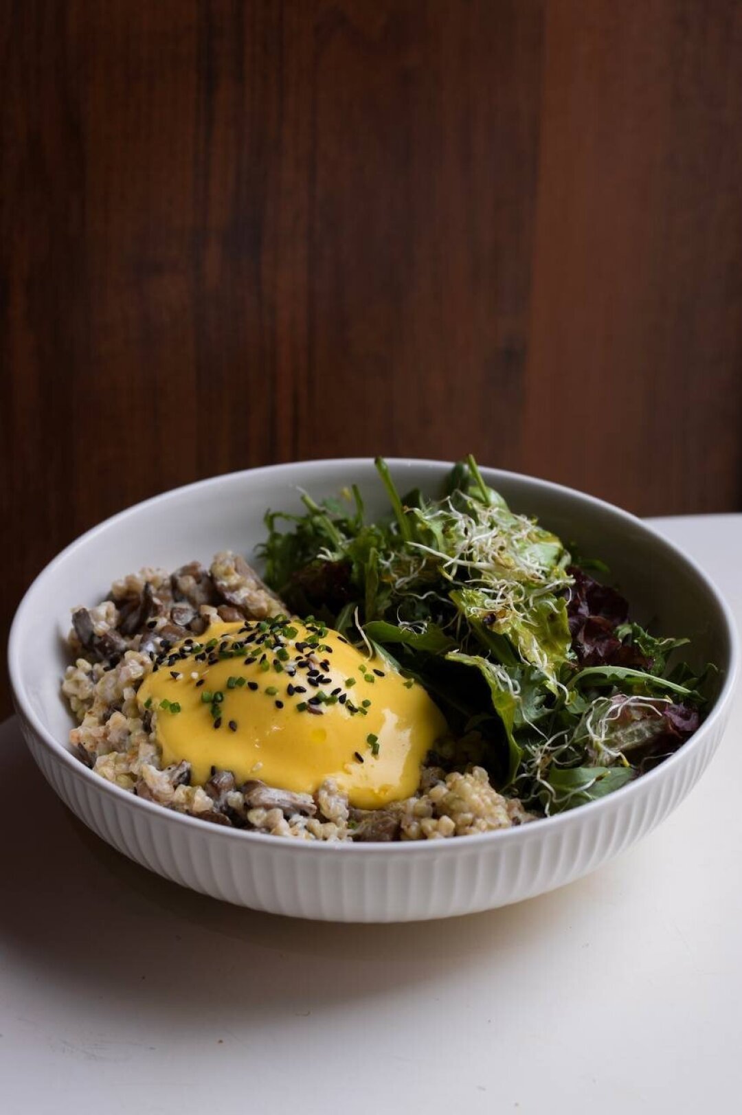 Зеленая греча с трюфельным маслом, вешенками и яйцо Бенедикт