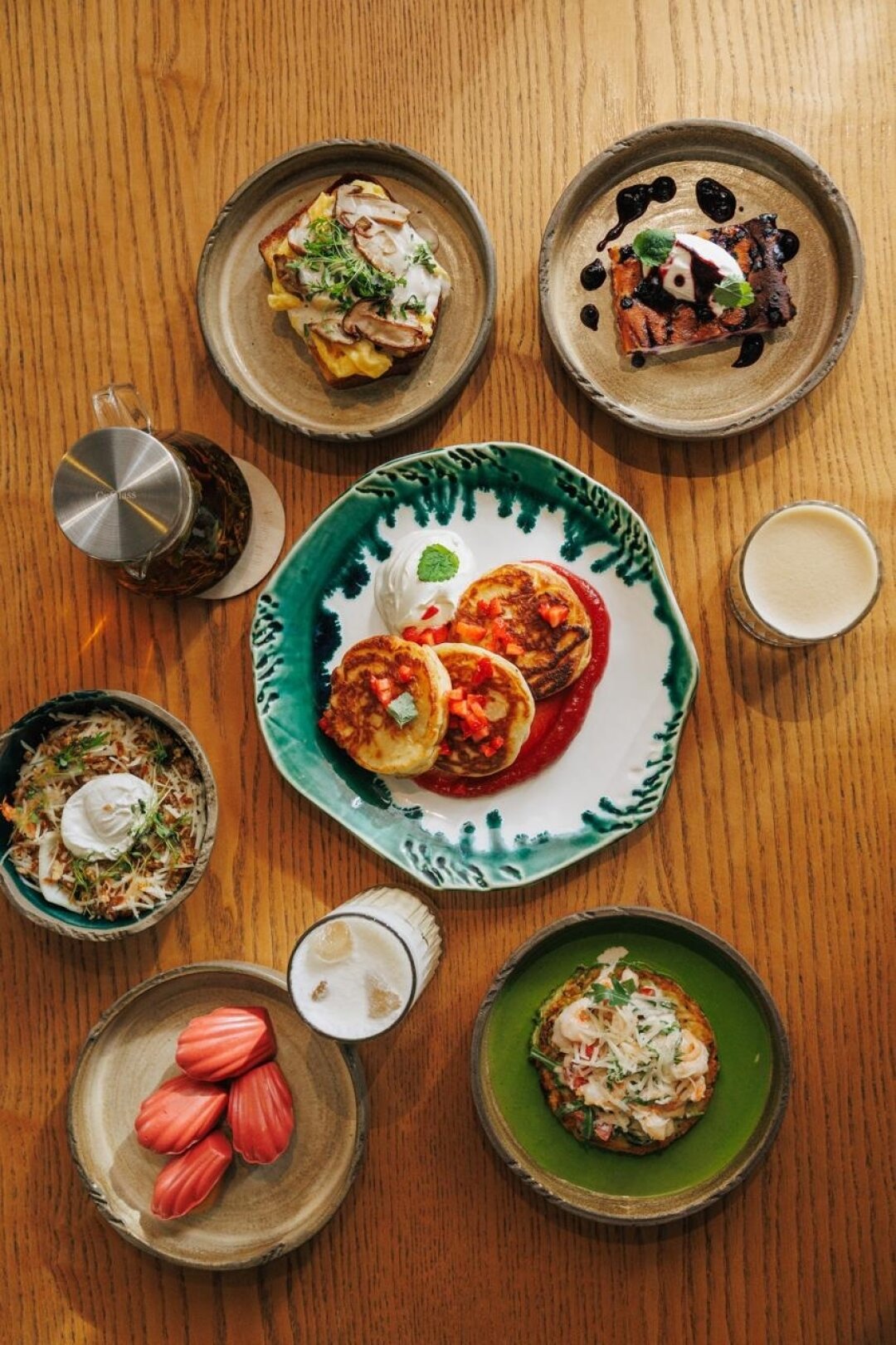 Оладья из цукини с тигровыми креветками, рукколой, пармезаном и шпинатным соусом