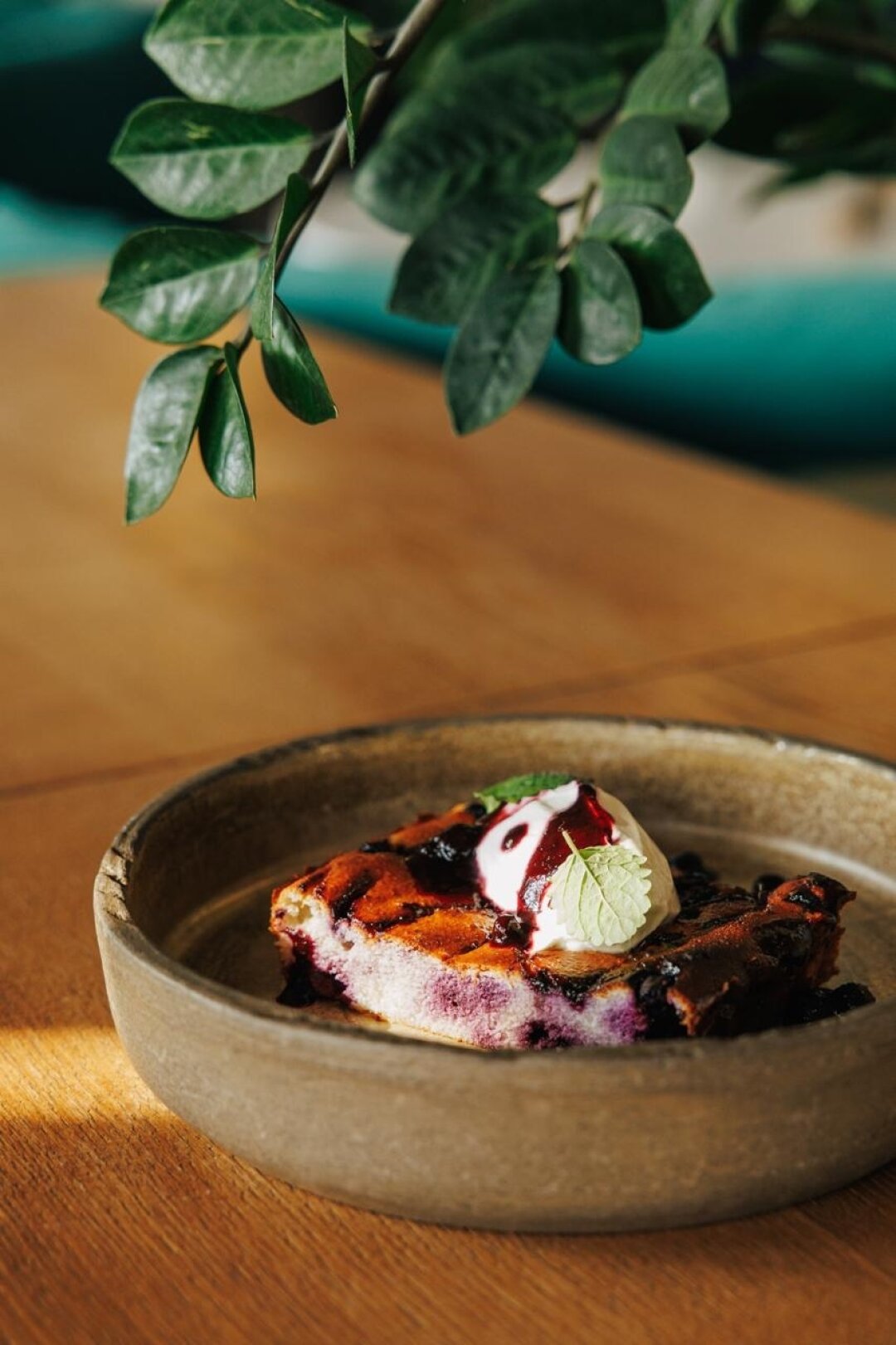 Творожная запеканка с голубикой и сметаной