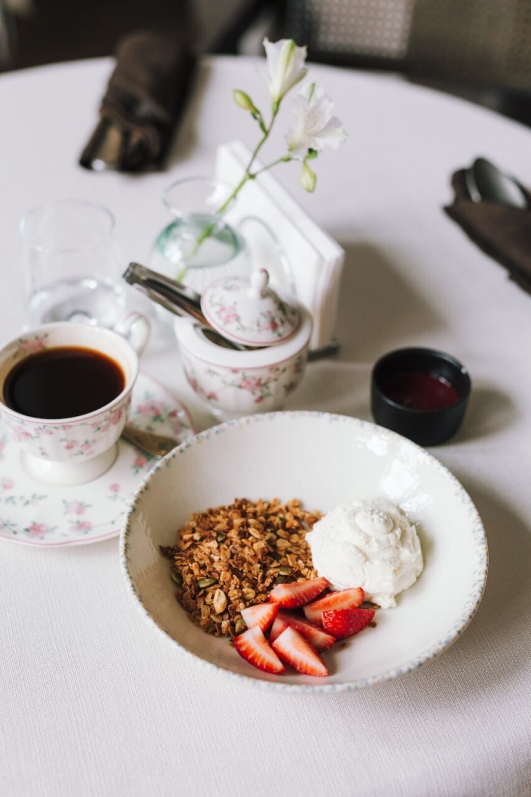 Взбитый творог с домашней гранолой и свежей клубникой