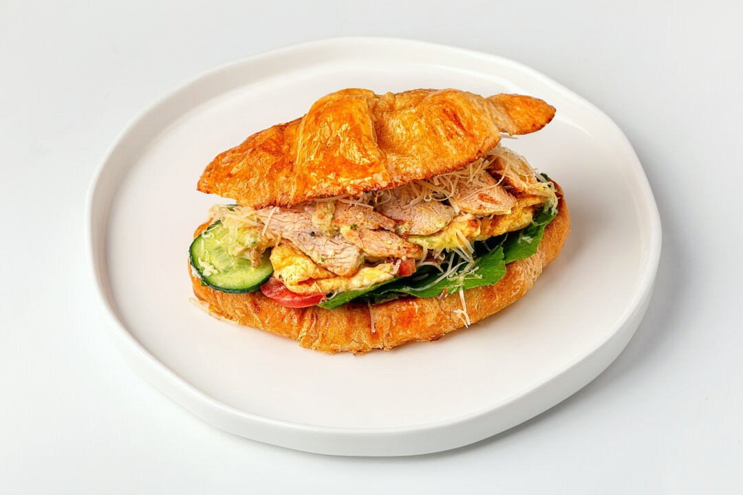 Хрустящий круассан с нежной индейкой, скремблом и ароматным сыром пармезан