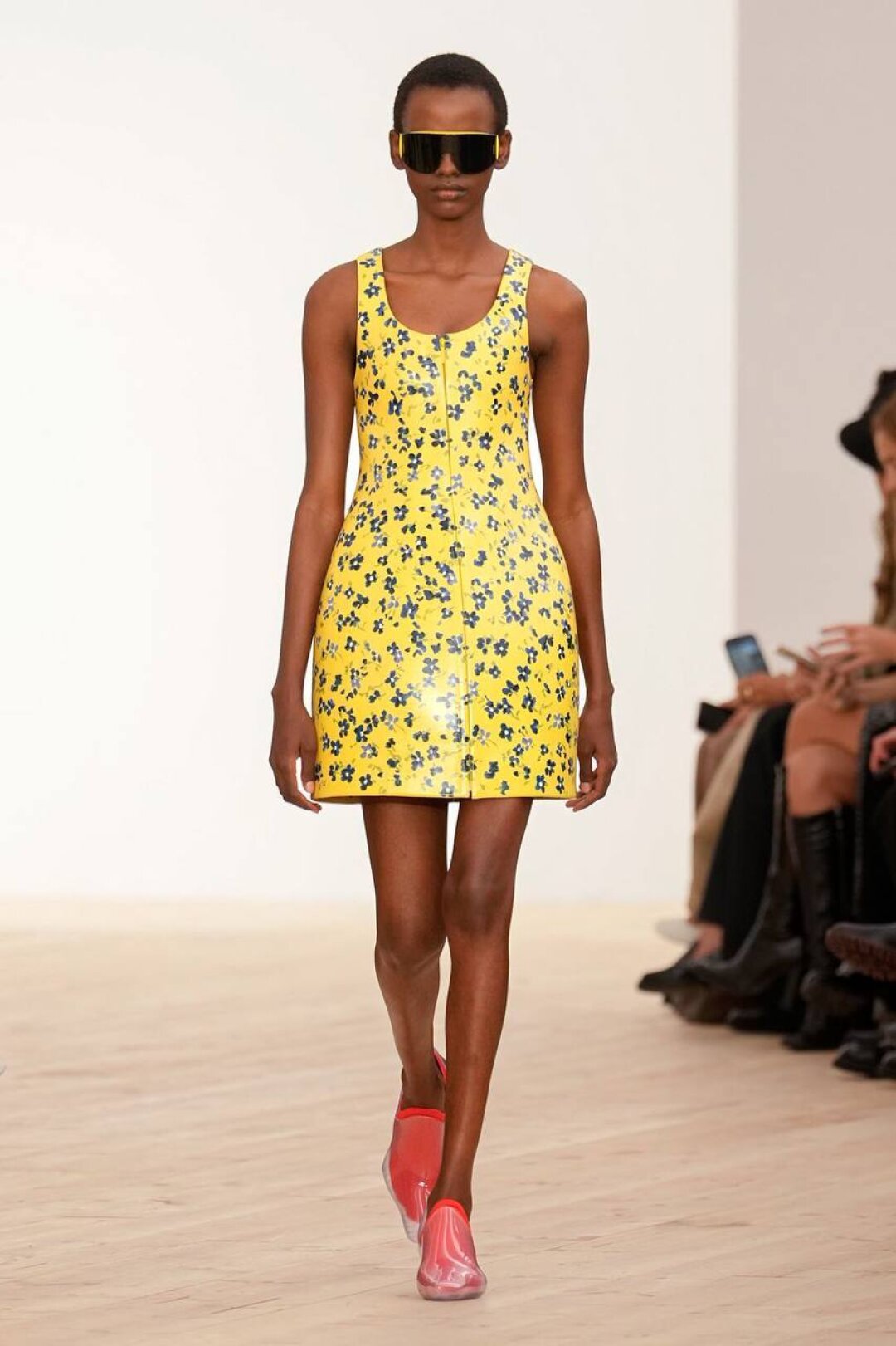 Вежливый фэшн-кивок Джонатана Андерсона — ироничное каркасное мини-платье в цветок