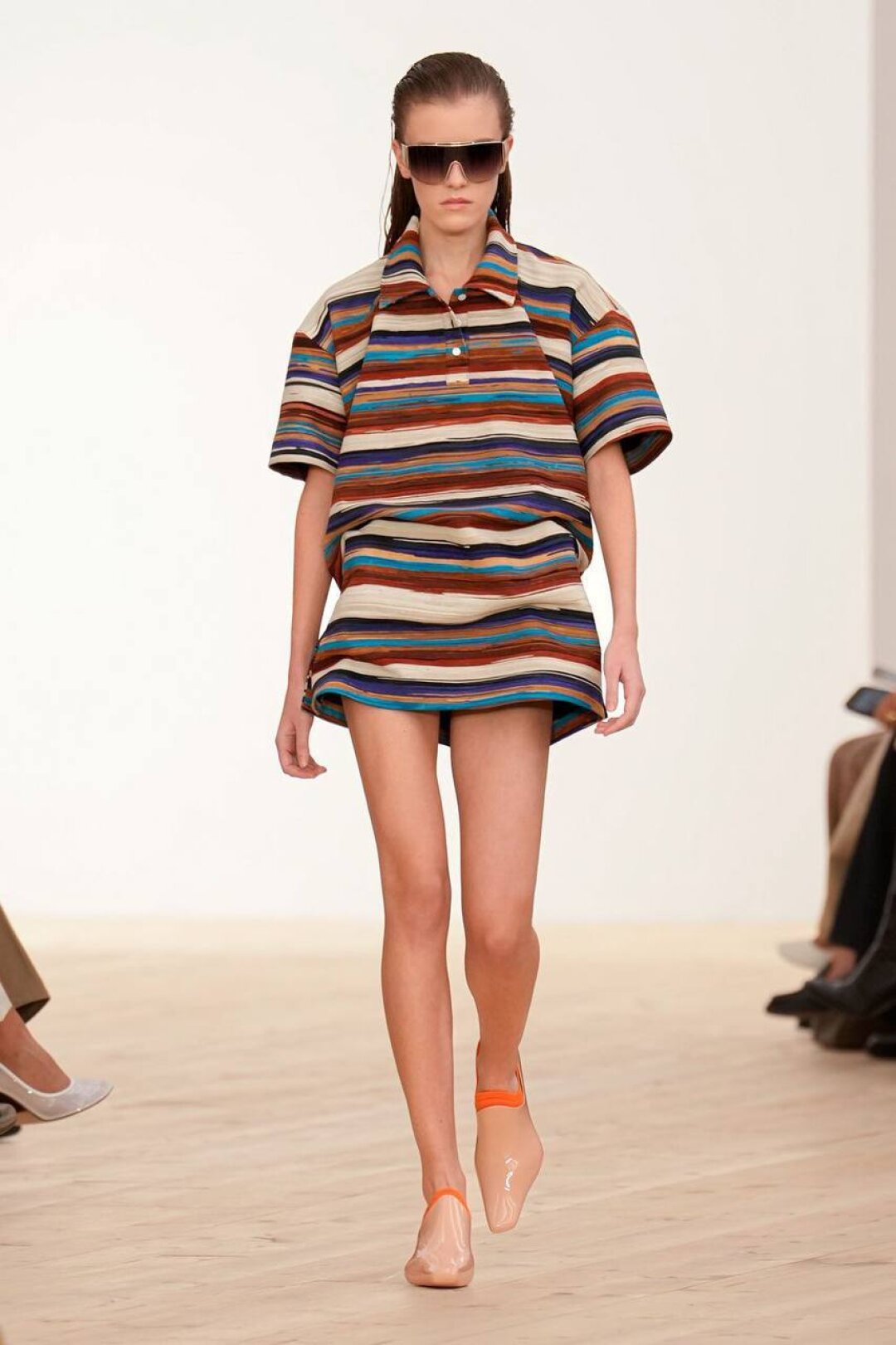 Главная обувь сезона — прозрачная (а еще лучше — с неоновыми носками!)