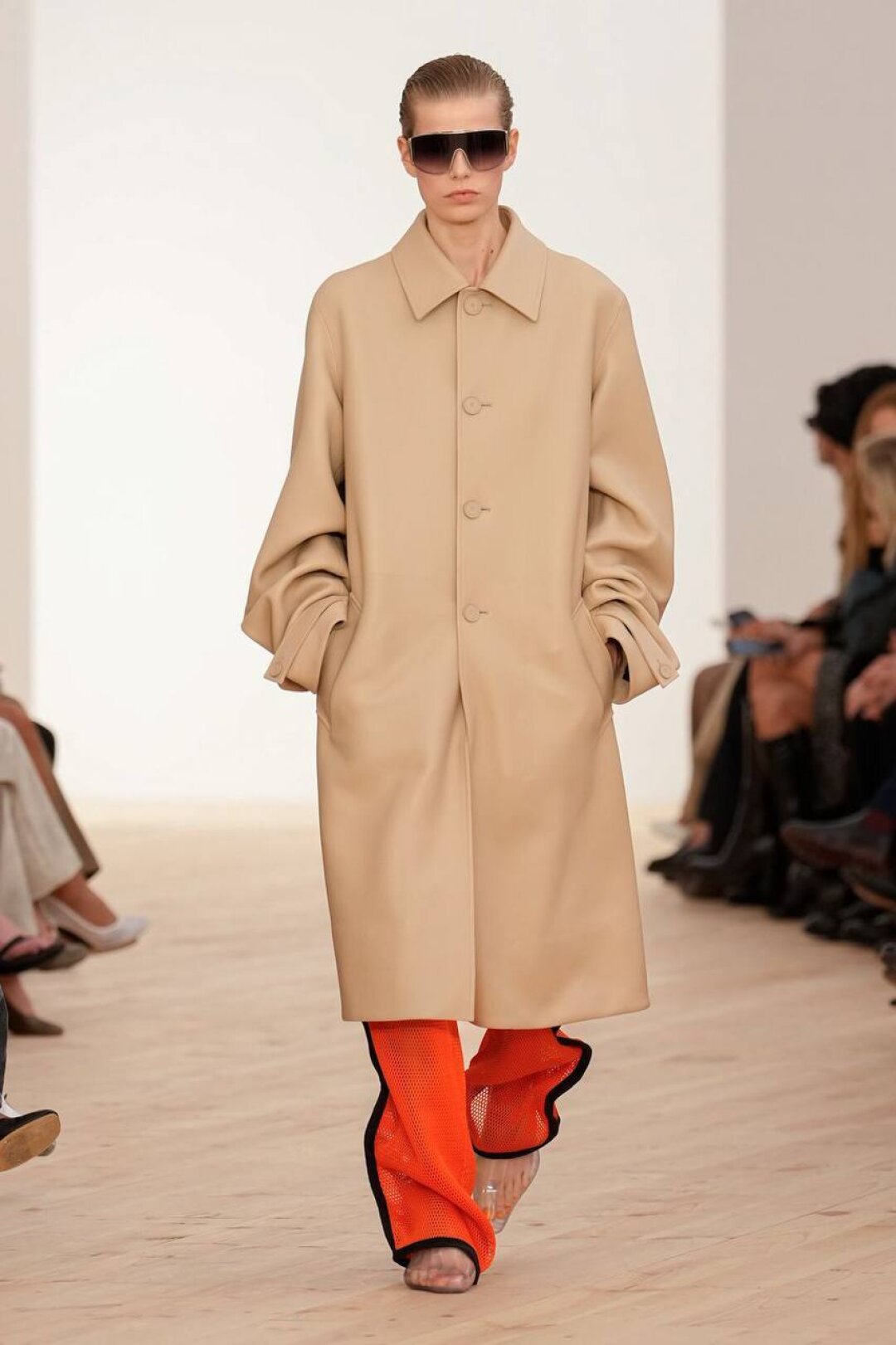 Стайлинг-трюк: по совету Джека и Лазаро очеловечиваем дикие брюки-сетку с помощью сдержанного бежевого плаща