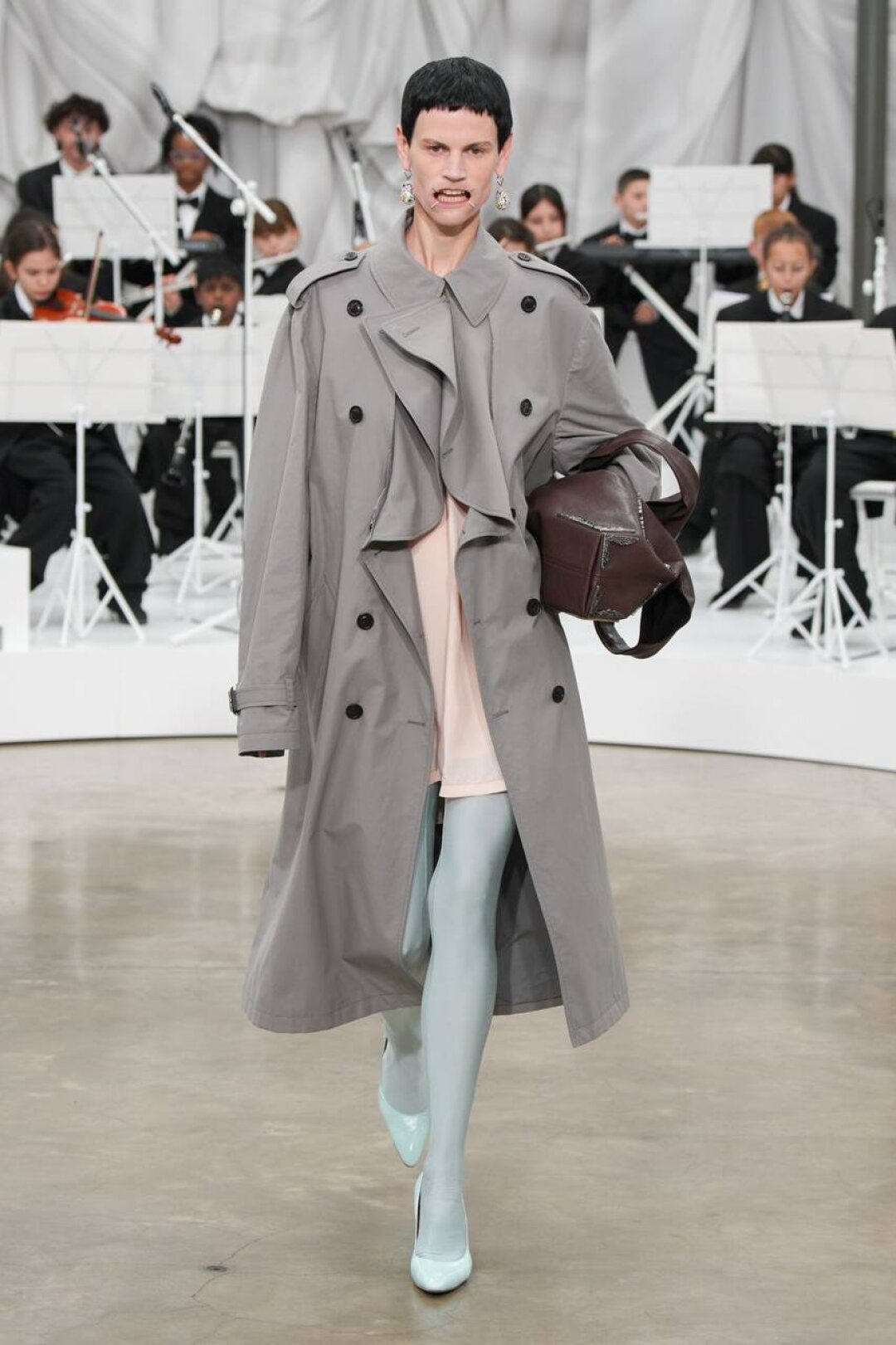 Стайлинг-трюк: примеряем колготки в тон к обуви (кстати, классические лодочки — снова in!)