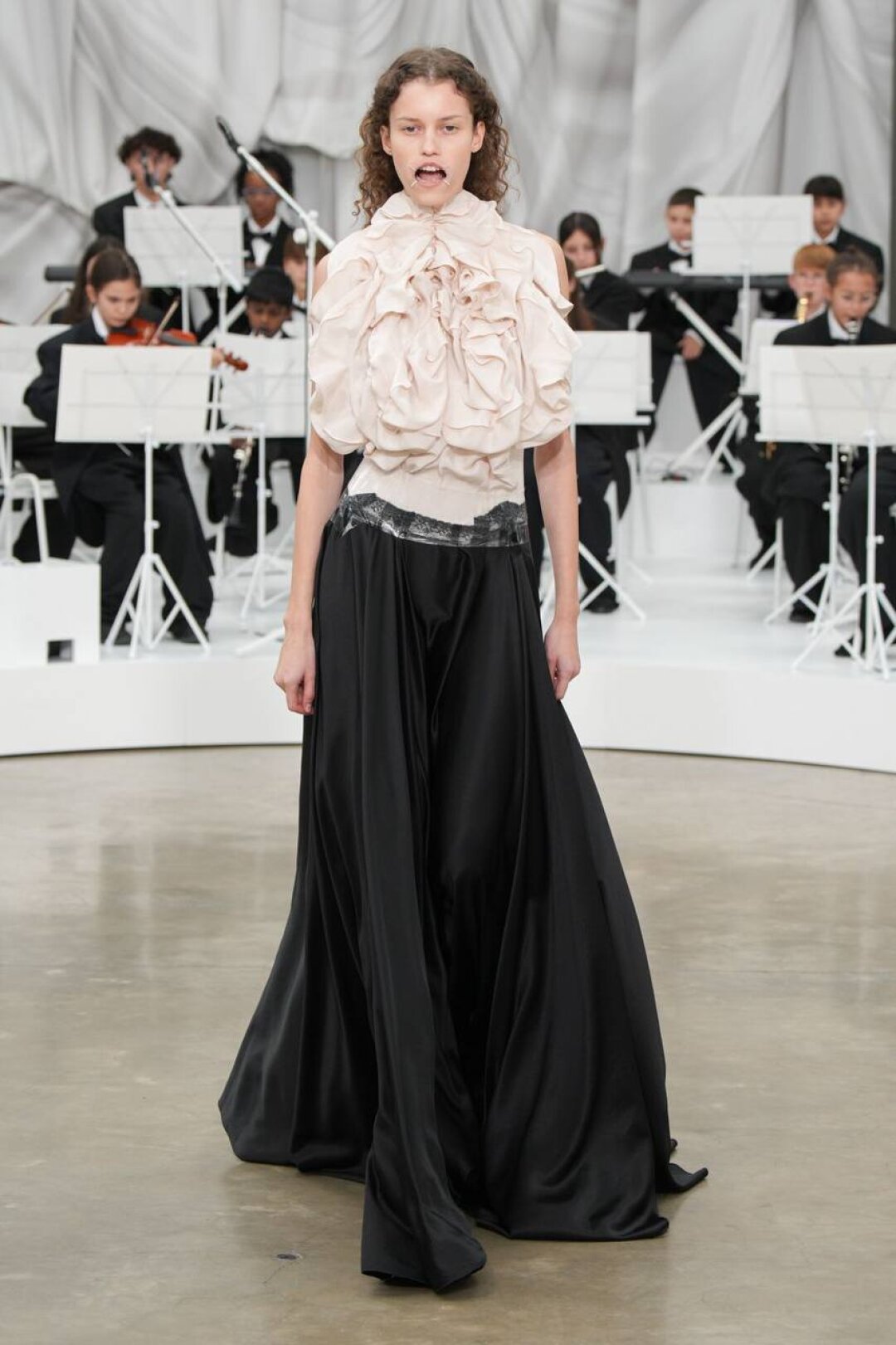 С одобрения Мартенса продолжаем носить викторианские блузы с гранд-жабо