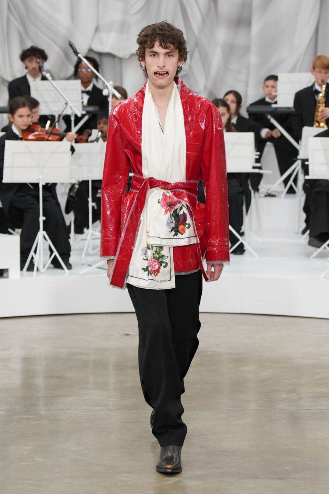 Заламинированный плащ — влагоустойчивый мастхэв от креативного диреатора Maison Margiela