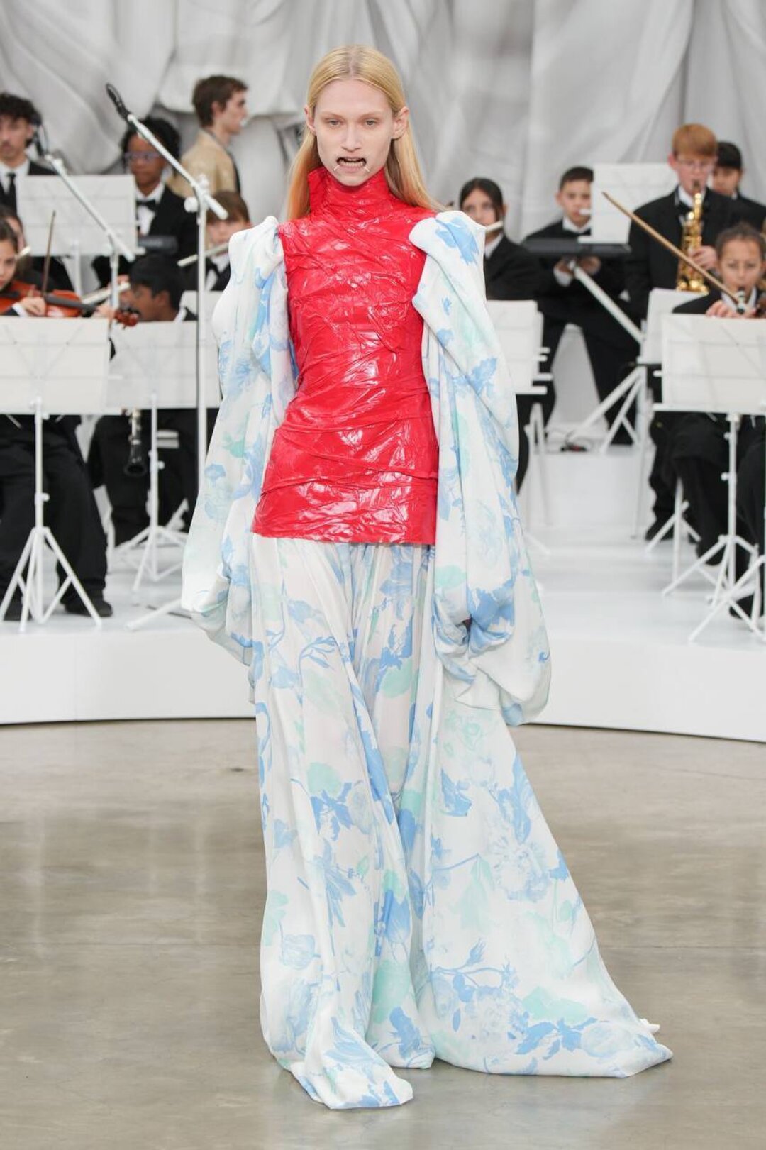 Вариация на тему ультрамодных корсетов от команды Maison Margiela (хотите такой же? запаситесь скотчем!)