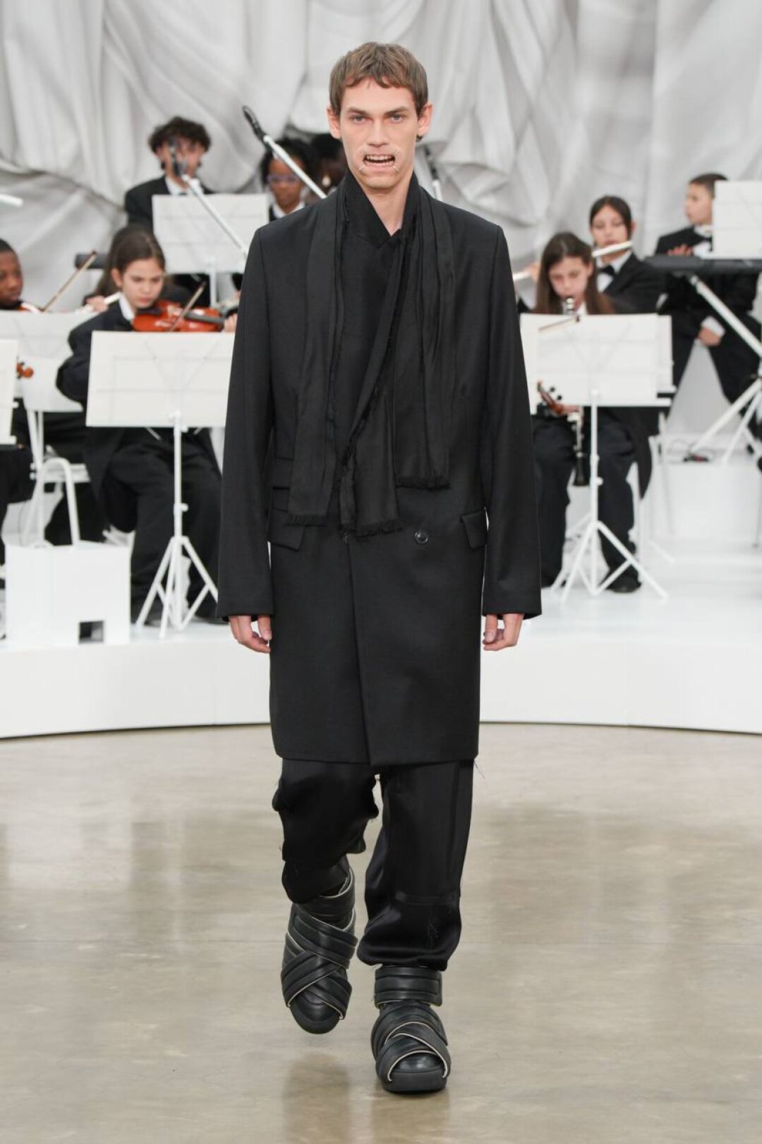 Художник Александр Гордеев примерил деконструктивистский total black на показе Maison Margiela SS'26