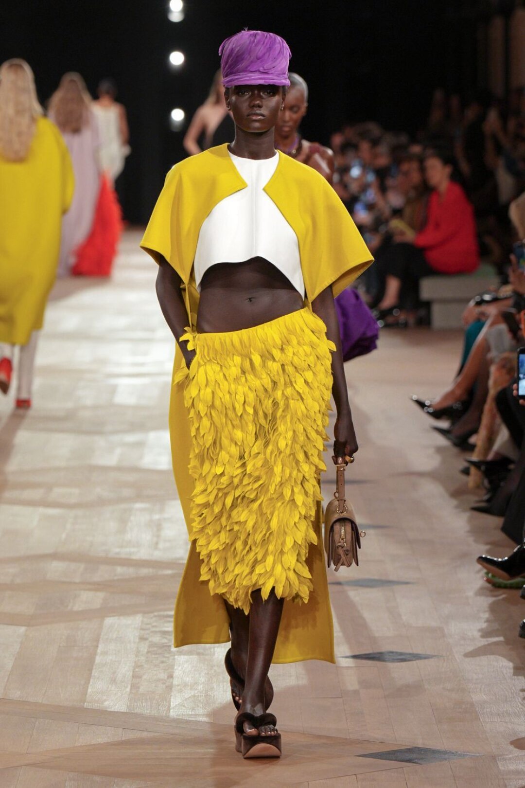 Узнаем фуражку в перышках с шоу Prada FW'24