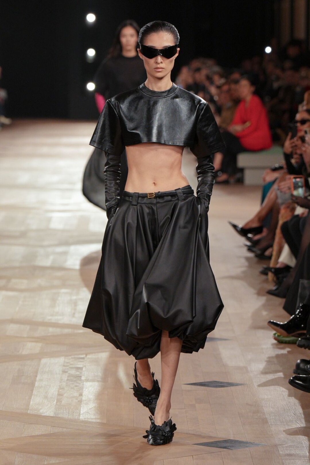 Это кожаное комбо: кроптоп + оперные перчатки