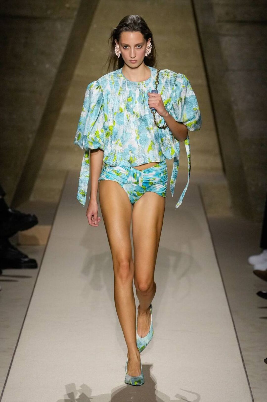 Букетов много не бывает: цветем и пахнем в ботаническом тотал-луке из пышной ретро-блузы, трусо-шорт и остроносых туфель