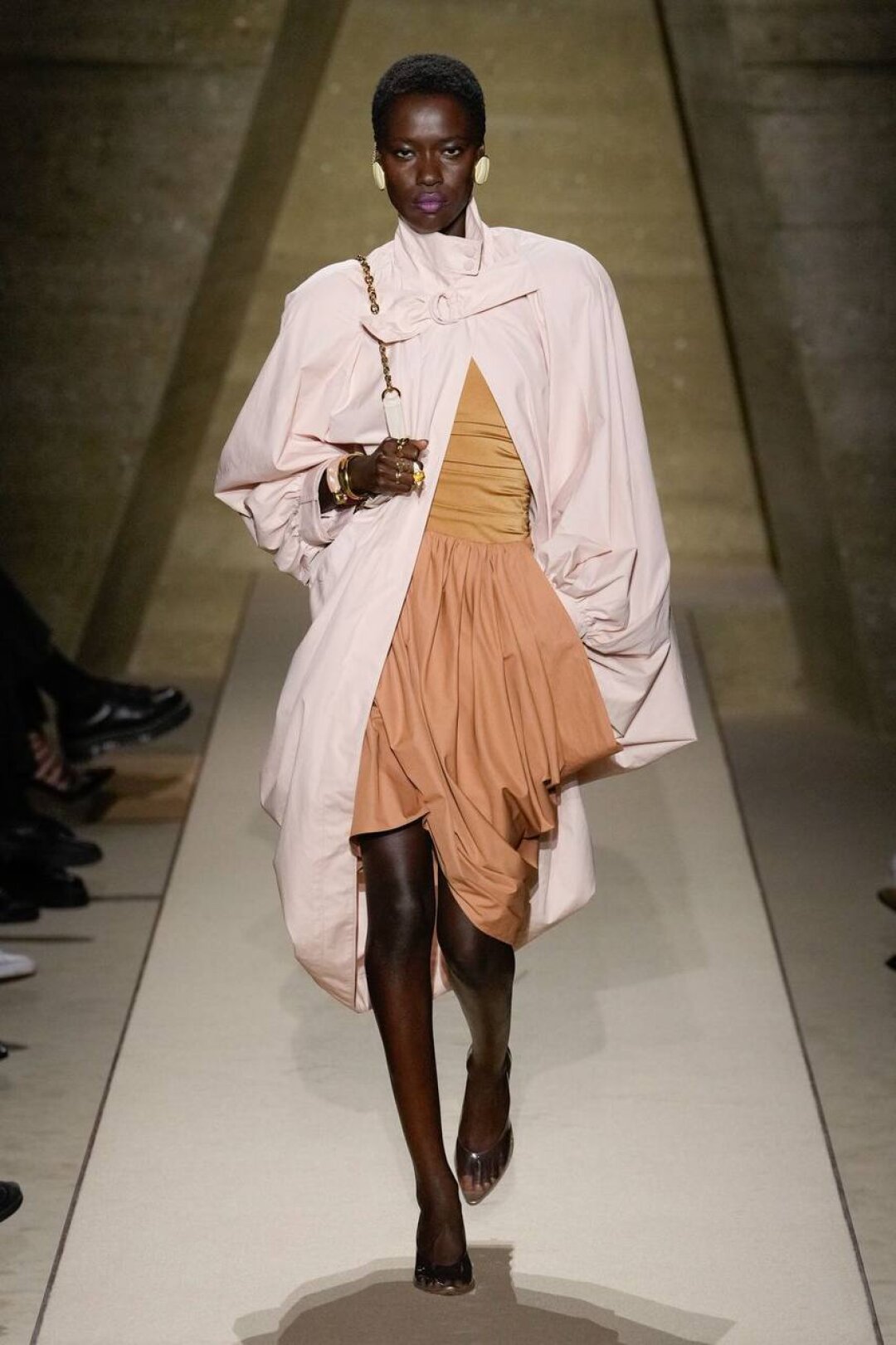 Главные туфли сезона — прозрачные (от лодочек до вьетнамок и peep-toe!)