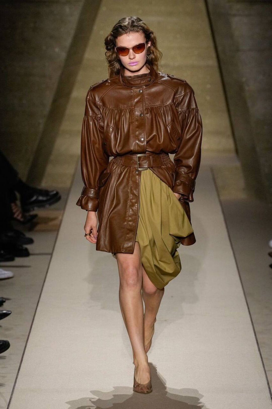 Бум-бум ура! По следам показа Chloe cочетаем плечистую power-парку с фуксиевой губной помадой