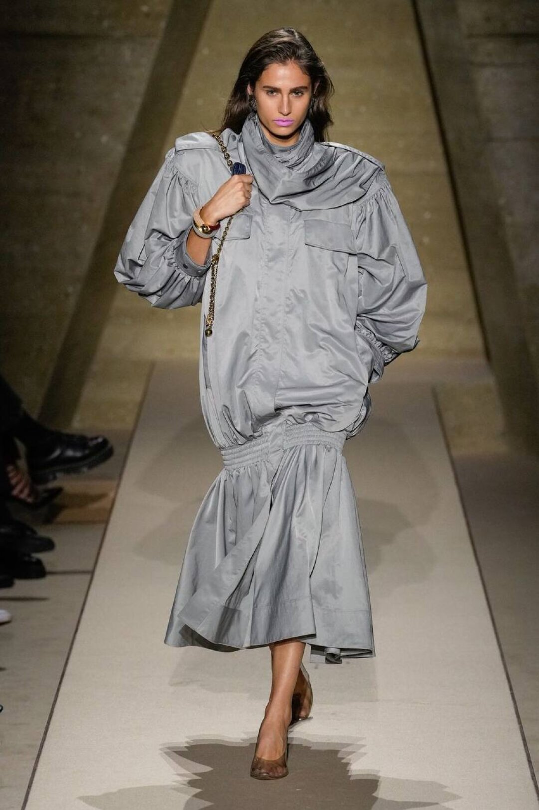 Вместо того, чтобы подпоясывать тренчи на бедрах, примеряем уже готовый вариант с ультрамодной посадкой — плащ с низкой резинкой авторства Чемены