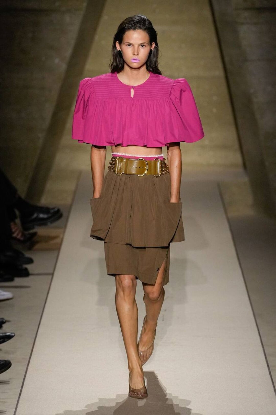 Важный тренд — юбка по колено. А чтобы сбалансировать неоднозначную длину, Чемена Камали предлагает удлинить ноги с помощью полностью прозрачной обуви