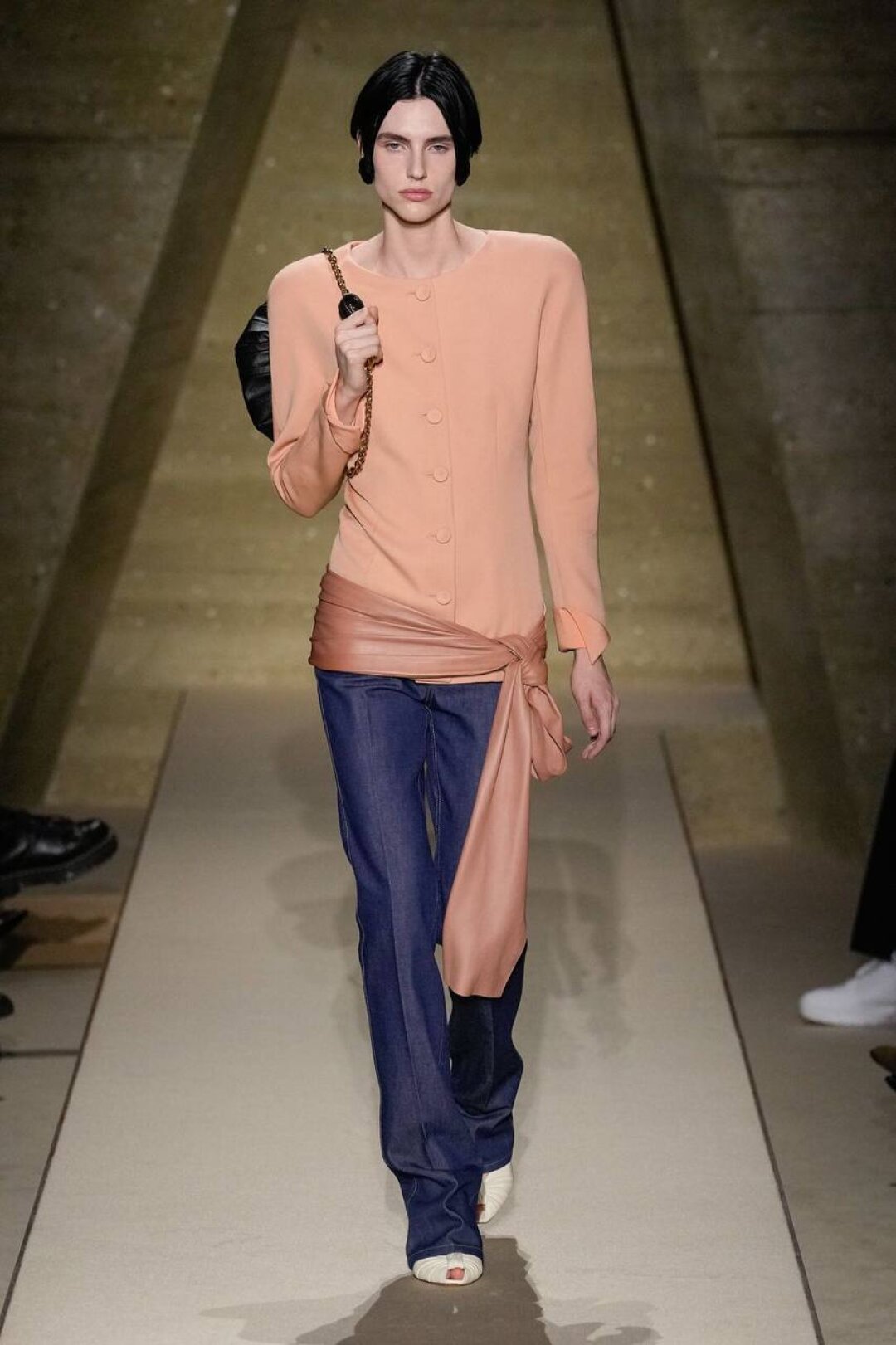 Стайлинг-трюк: повязываем атласный (или любой другой) шарф вокруг бедер на манер кушака