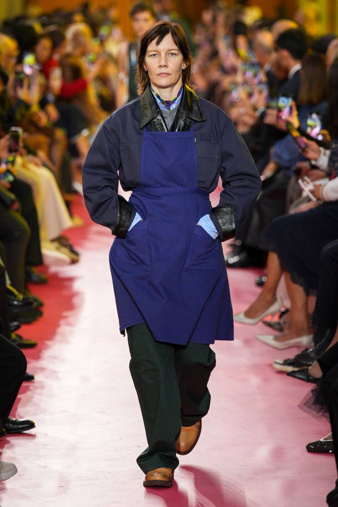 Шествие заводчан открыла Сандра Хюллер в фабричном фартуке и ворквир-куртке