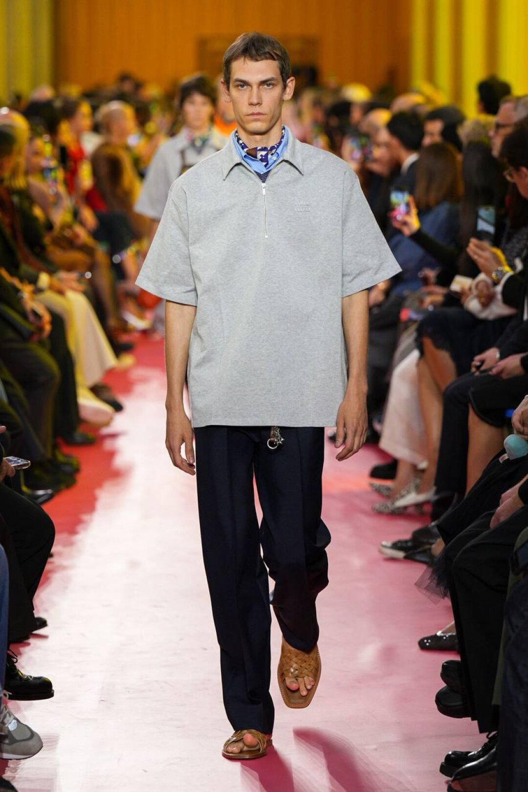 Художник Александр Гордеев в роли того самого тюбика с карабином