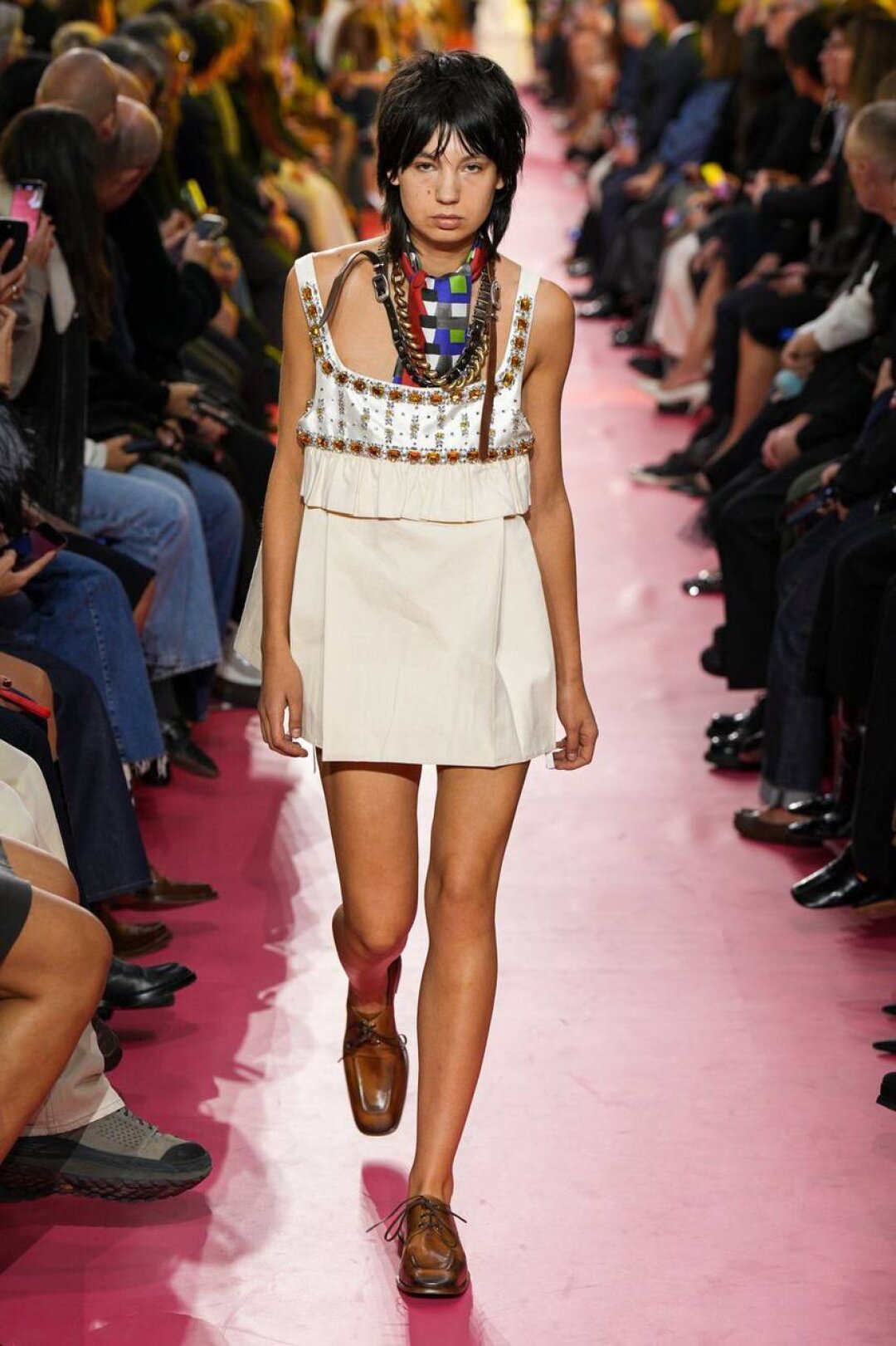 Стайлинг-трюк: балансируем кукольность мини-платья со стразами с помощью гипермаскулинных дерби