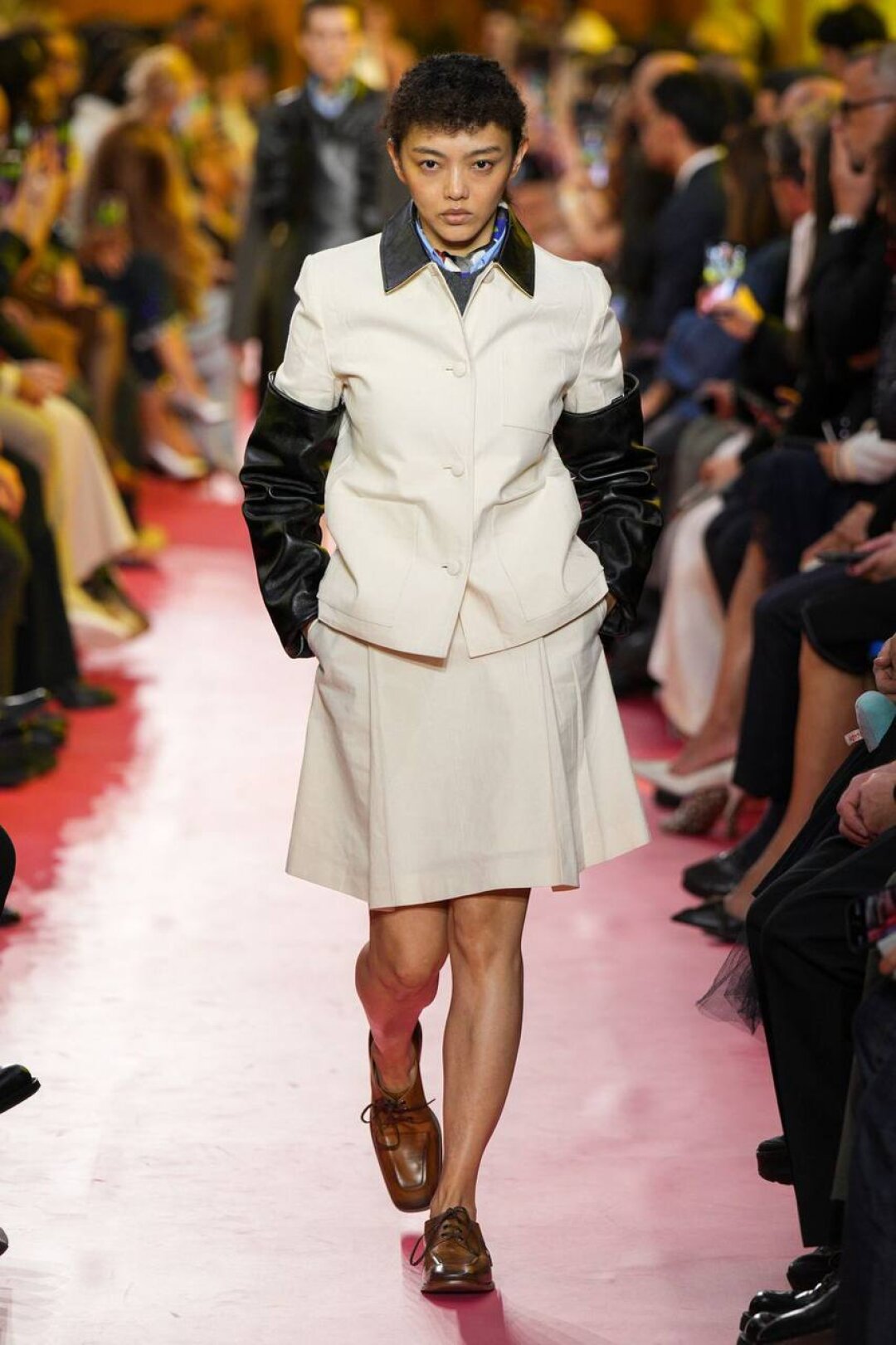 С корабля на бал: чередуем ультрамодные высокие перчатки с производственными нарукавниками (какой бизнес, такой и фэшн!)