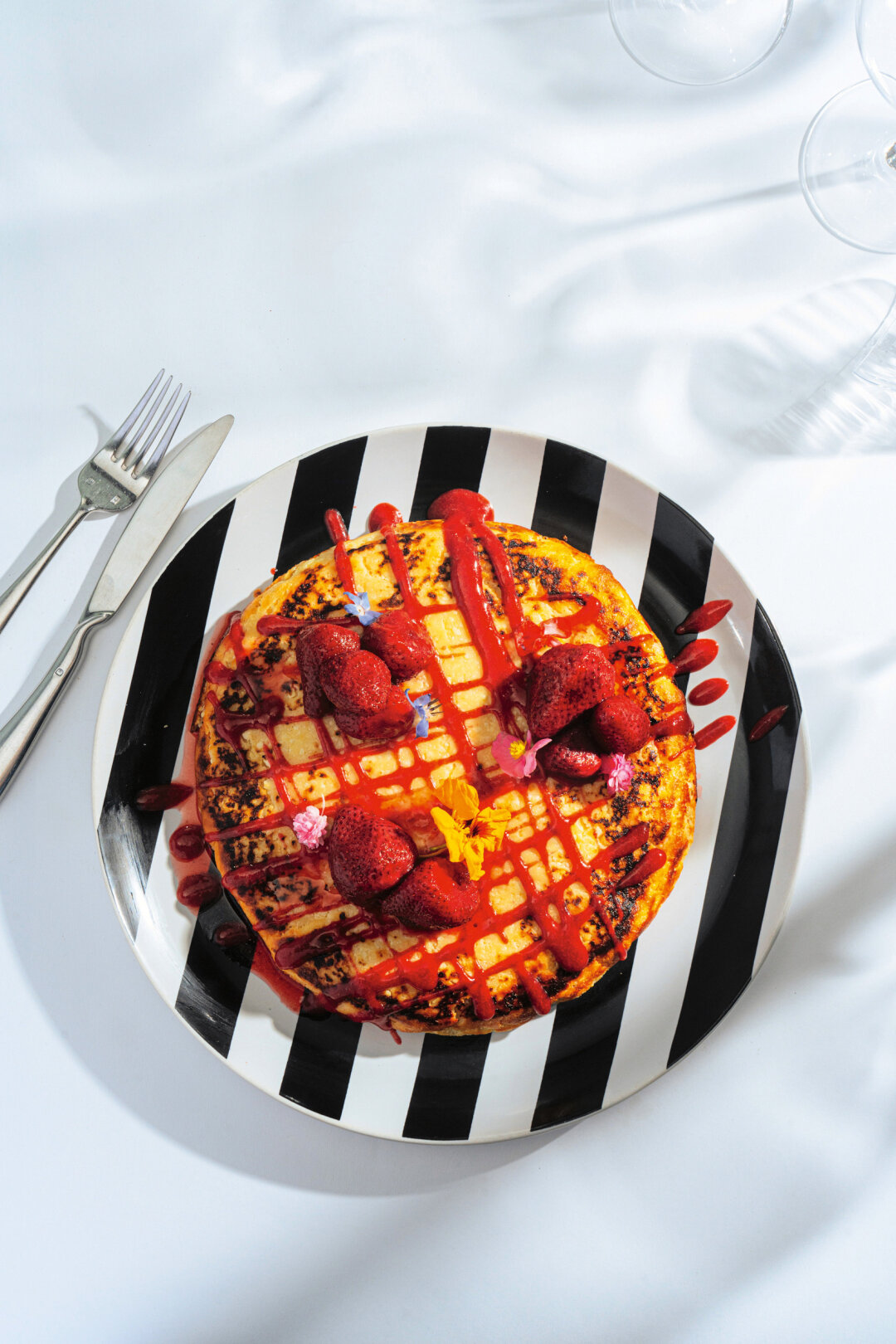 Килограммовый сырник в Charlie дополняют томленой клубникой, ягодным соусом и заварным кремом. Важно: бронируйте этого гиганта заранее