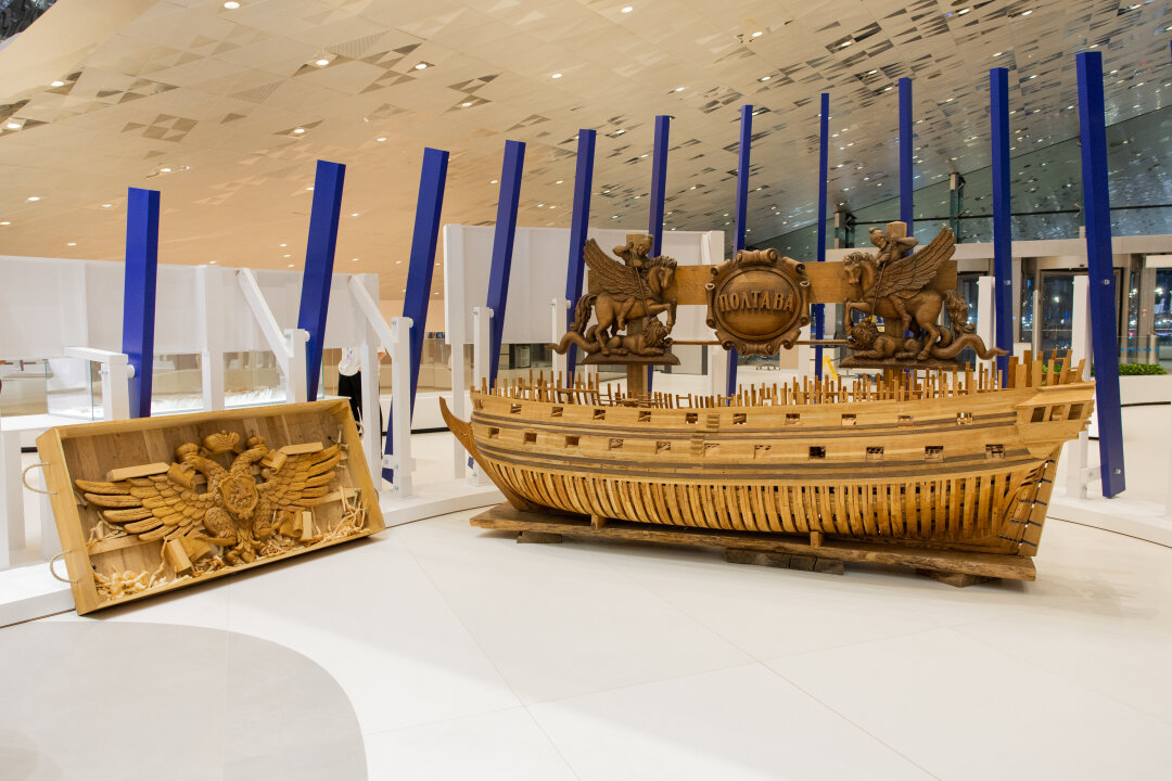 Фрагмент инсталляции «Путь шедевра», рассказывающий о возрождении линейного корабля «Полтава». В дни фестиваля «Друзья Петербурга» (пройдет с 9 по 12