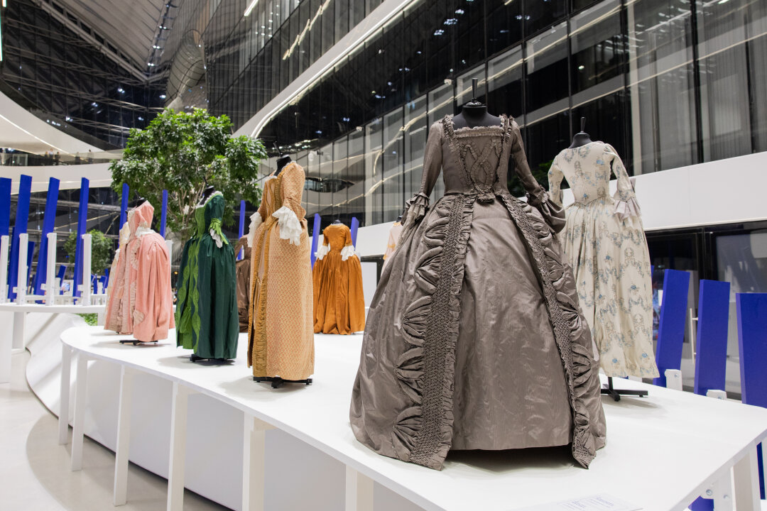 Фрагмент инсталляции «Путь шедевра», рассказывающий о фильме «Императрицы» (2023) с Юлией Пересильд и Анастасией Талызиной