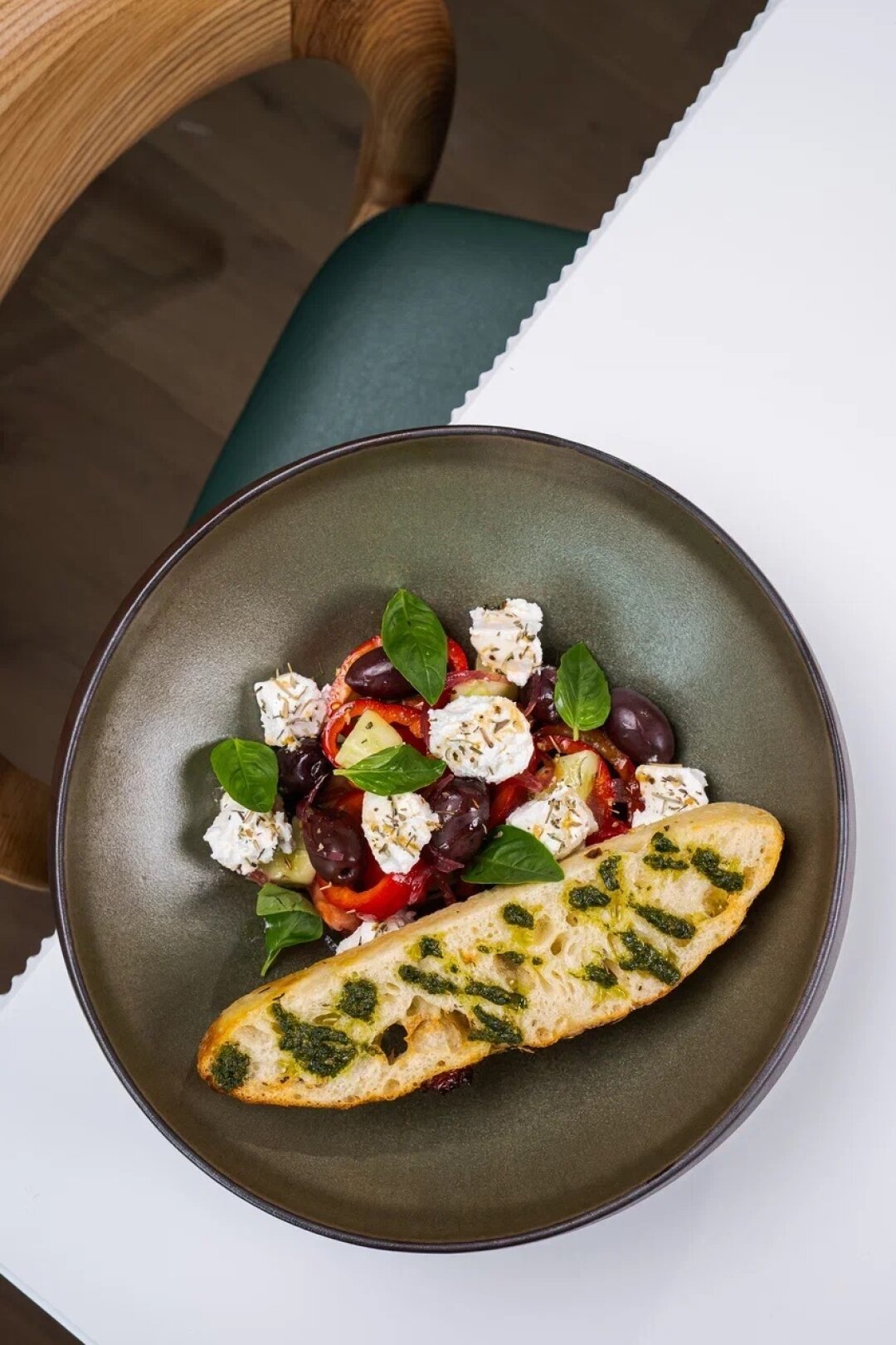 Греческий салат с фетой и маринованным луком, фокачча, 575 рублей