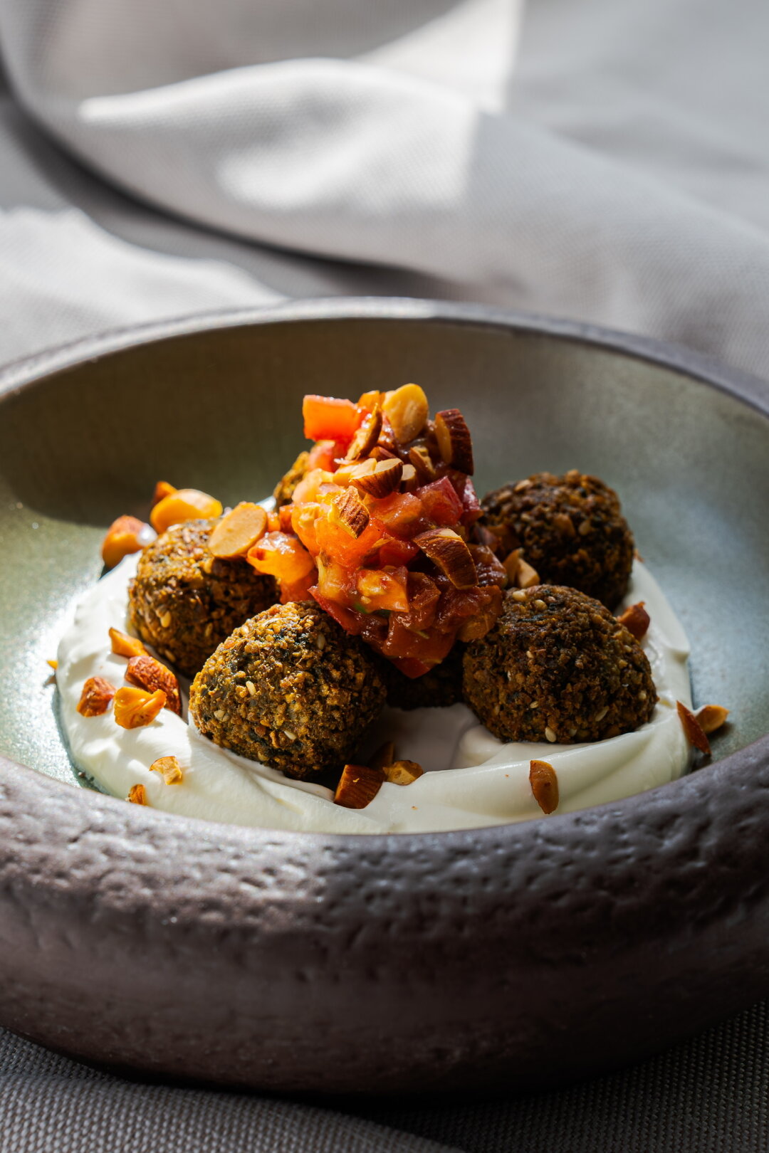 Фалафель с лабне, томатным дипом и пряным миндалем, 380 рублей